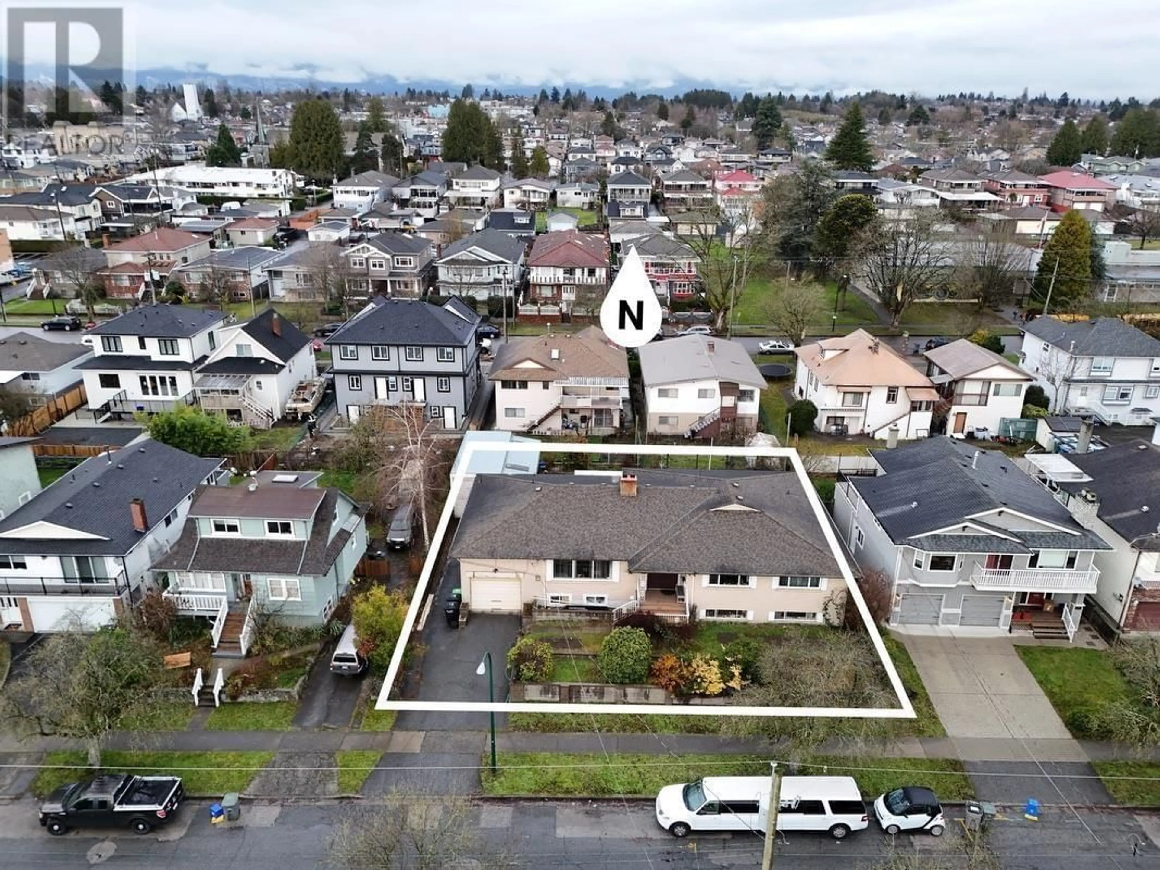 A pic from outside/outdoor area/front of a property/back of a property/a pic from drone, street for 753 55TH AVENUE, Vancouver British Columbia V5X1N8