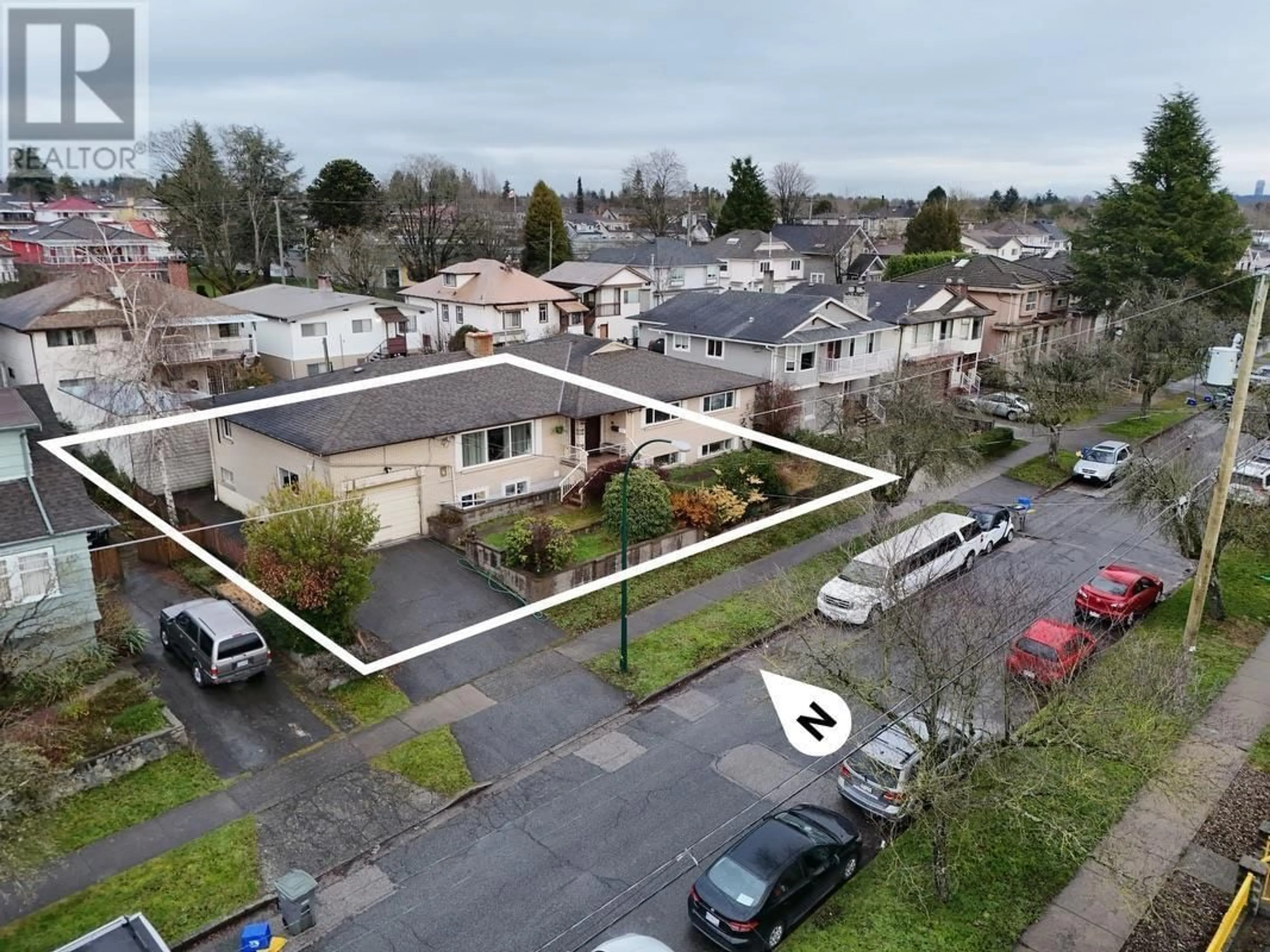A pic from outside/outdoor area/front of a property/back of a property/a pic from drone, unknown for 753 55TH AVENUE, Vancouver British Columbia V5X1N8