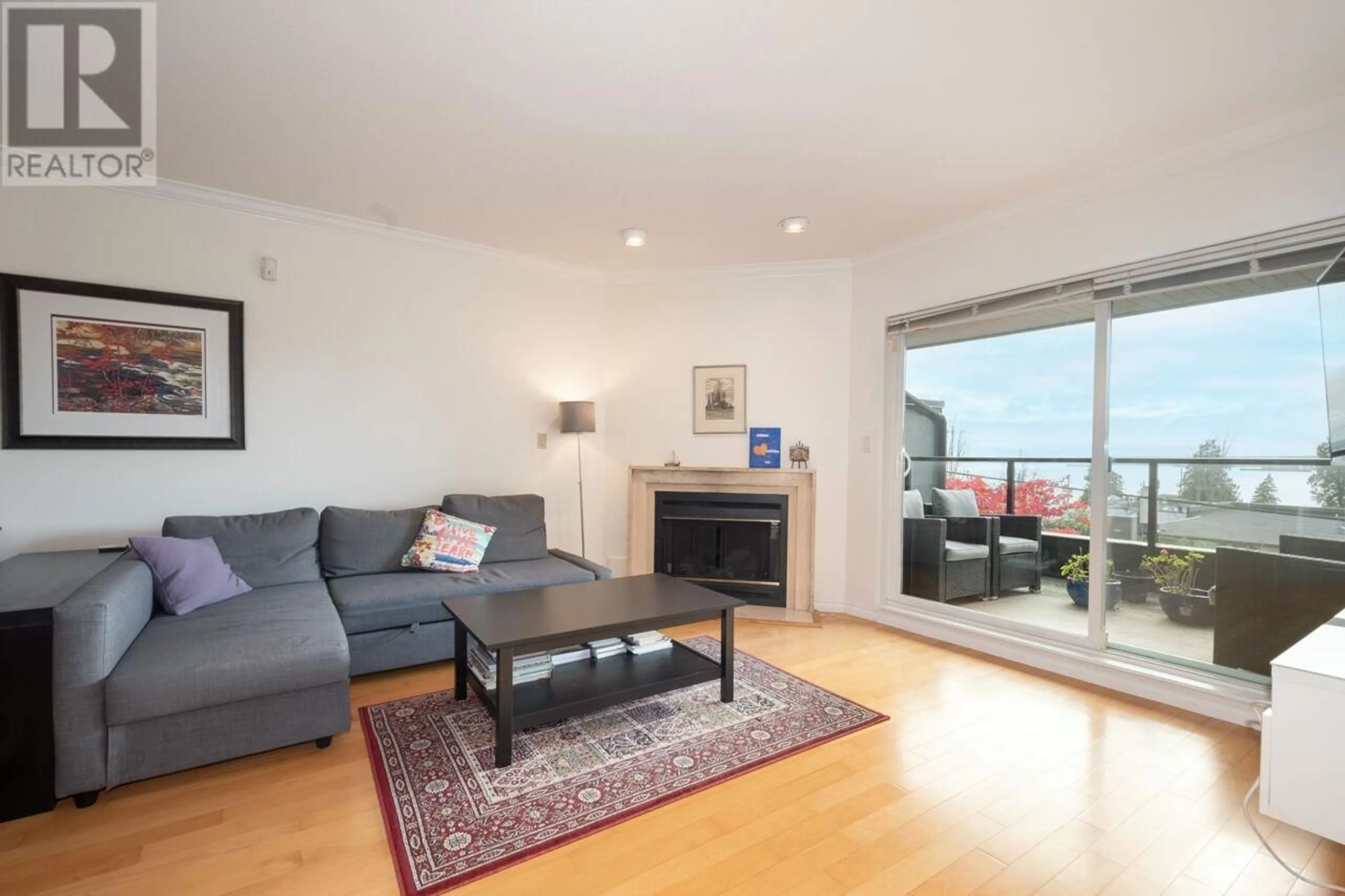 Living room with furniture, wood/laminate floor for 2472 HAYWOOD AVENUE, West Vancouver British Columbia V7V1Y1