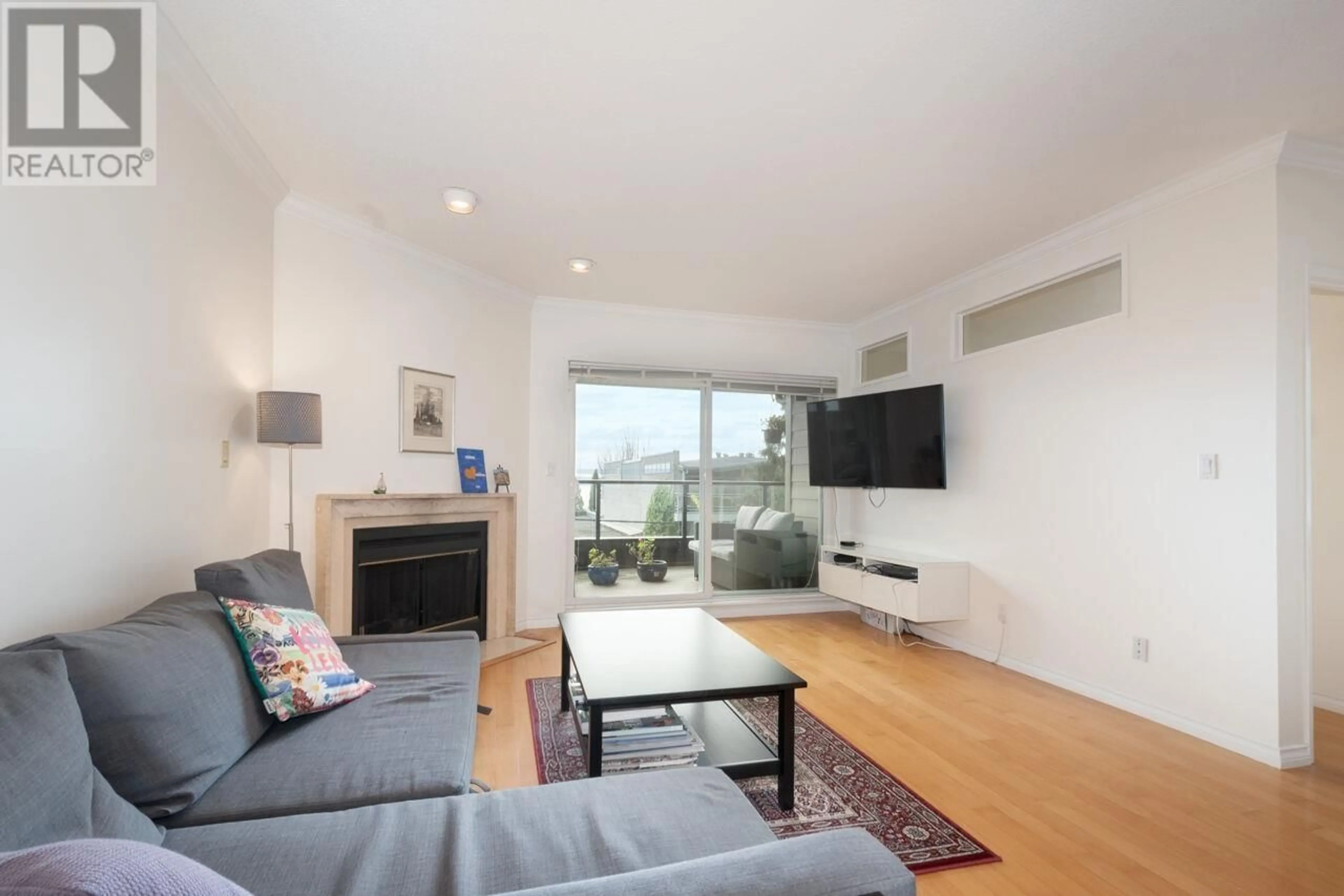 Living room with furniture, wood/laminate floor for 2472 HAYWOOD AVENUE, West Vancouver British Columbia V7V1Y1