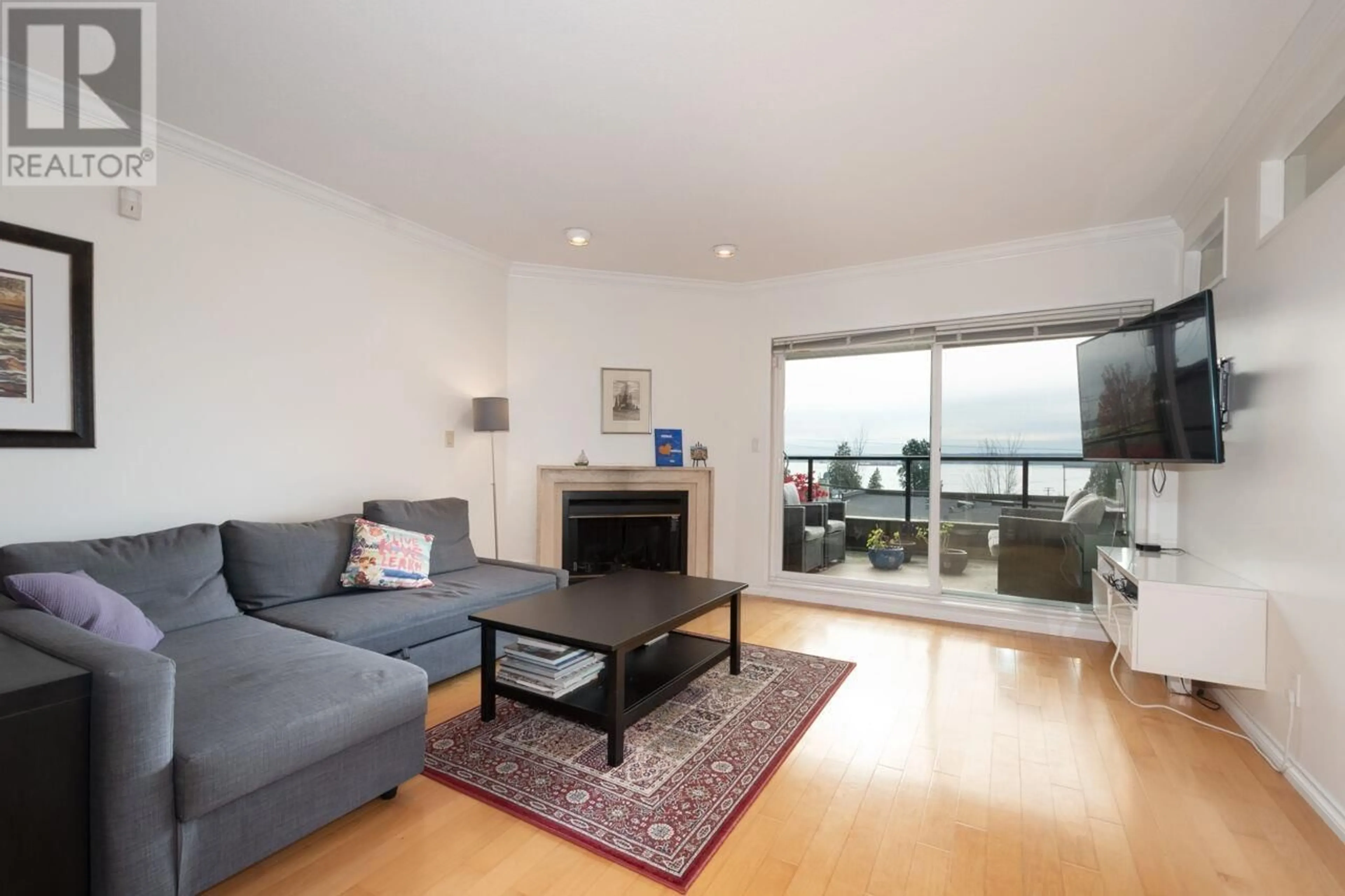 Living room with furniture, wood/laminate floor for 2472 HAYWOOD AVENUE, West Vancouver British Columbia V7V1Y1