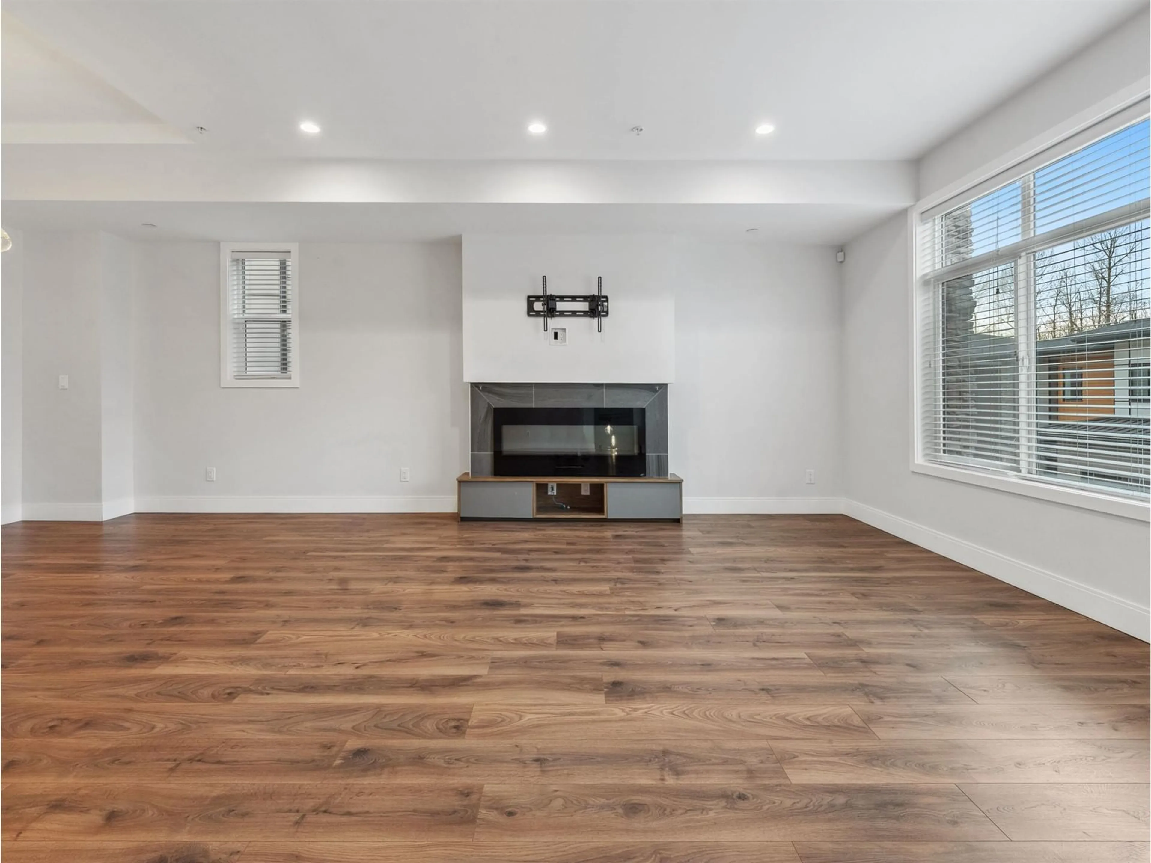 Living room with furniture, wood/laminate floor for 40 - 33209 CHERRY, Mission British Columbia V2V0G8