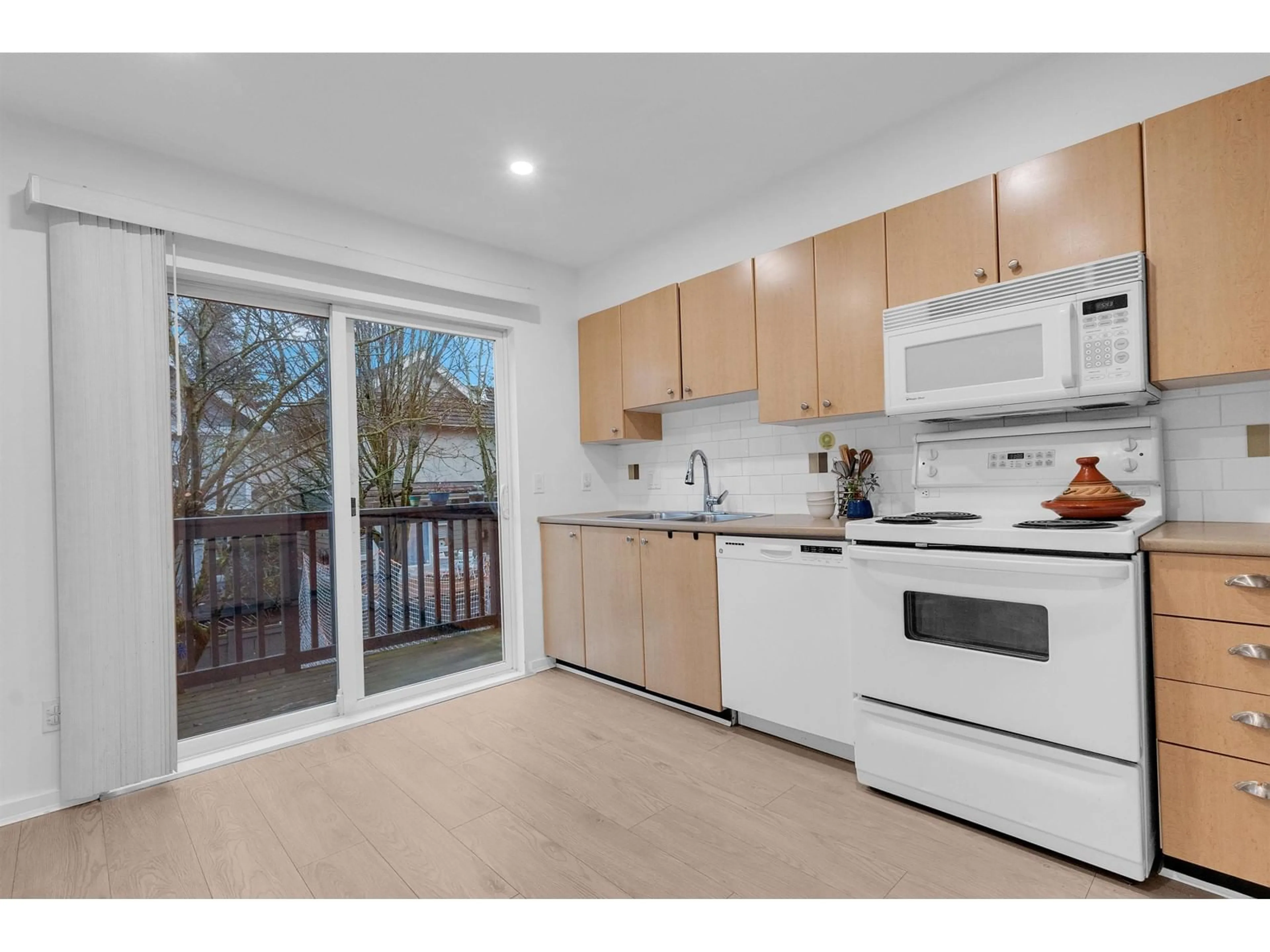 Standard kitchen, wood/laminate floor for 162 - 15236 36, Surrey British Columbia V3Z2B3