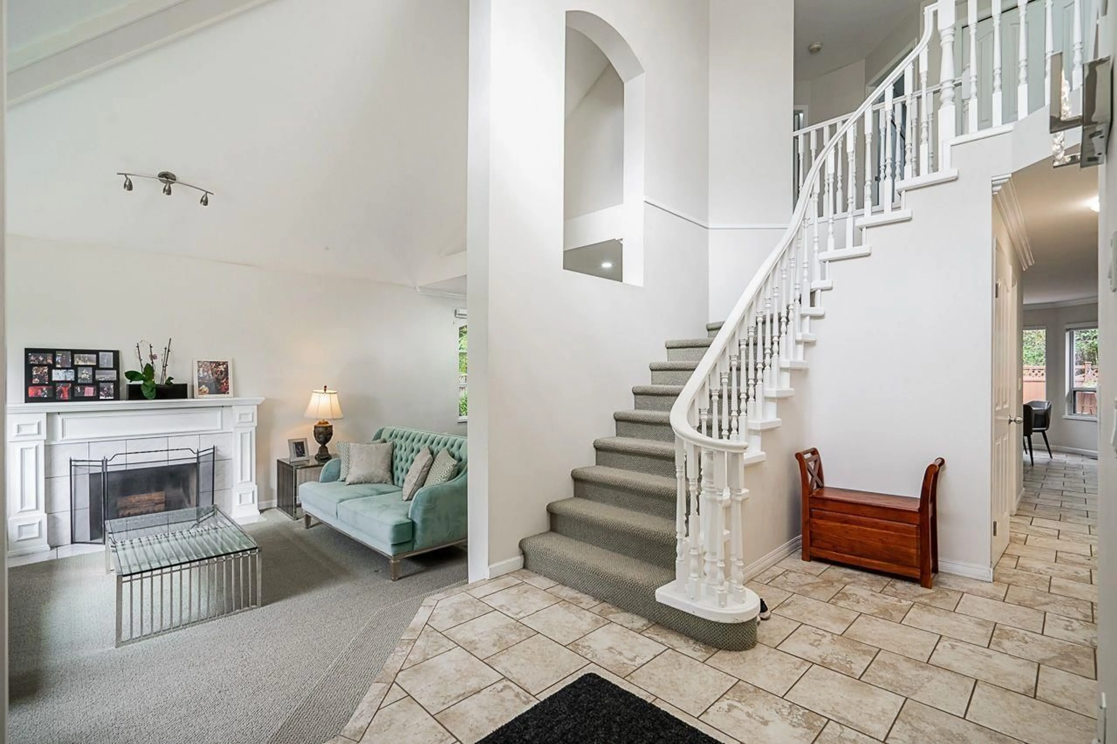 Indoor foyer for 12356 56, Surrey British Columbia V3X2X2