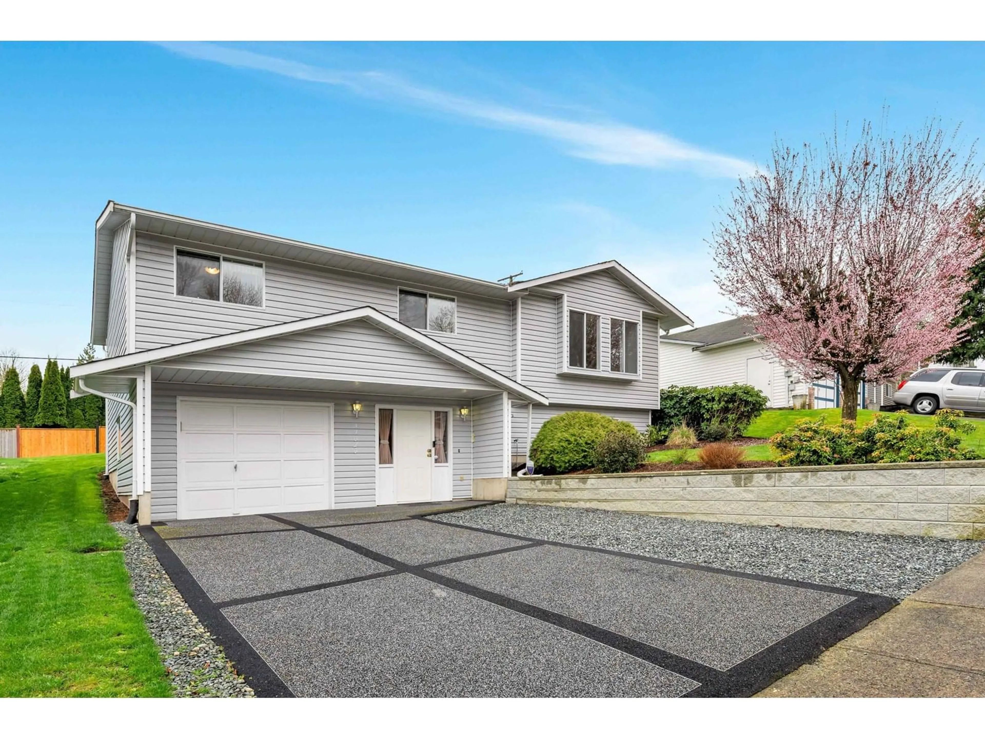 Home with vinyl exterior material, street for 33020 MALAHAT, Abbotsford British Columbia V2S7B8