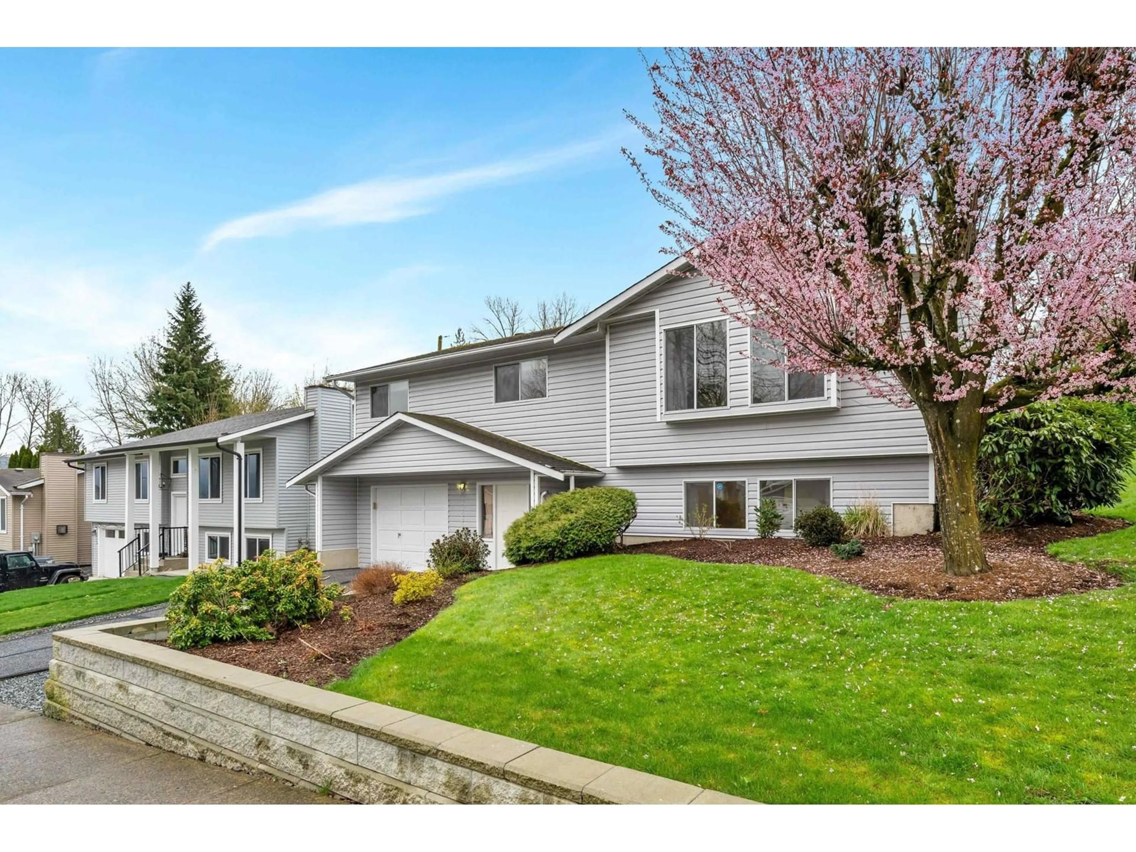 Home with vinyl exterior material, street for 33020 MALAHAT, Abbotsford British Columbia V2S7B8