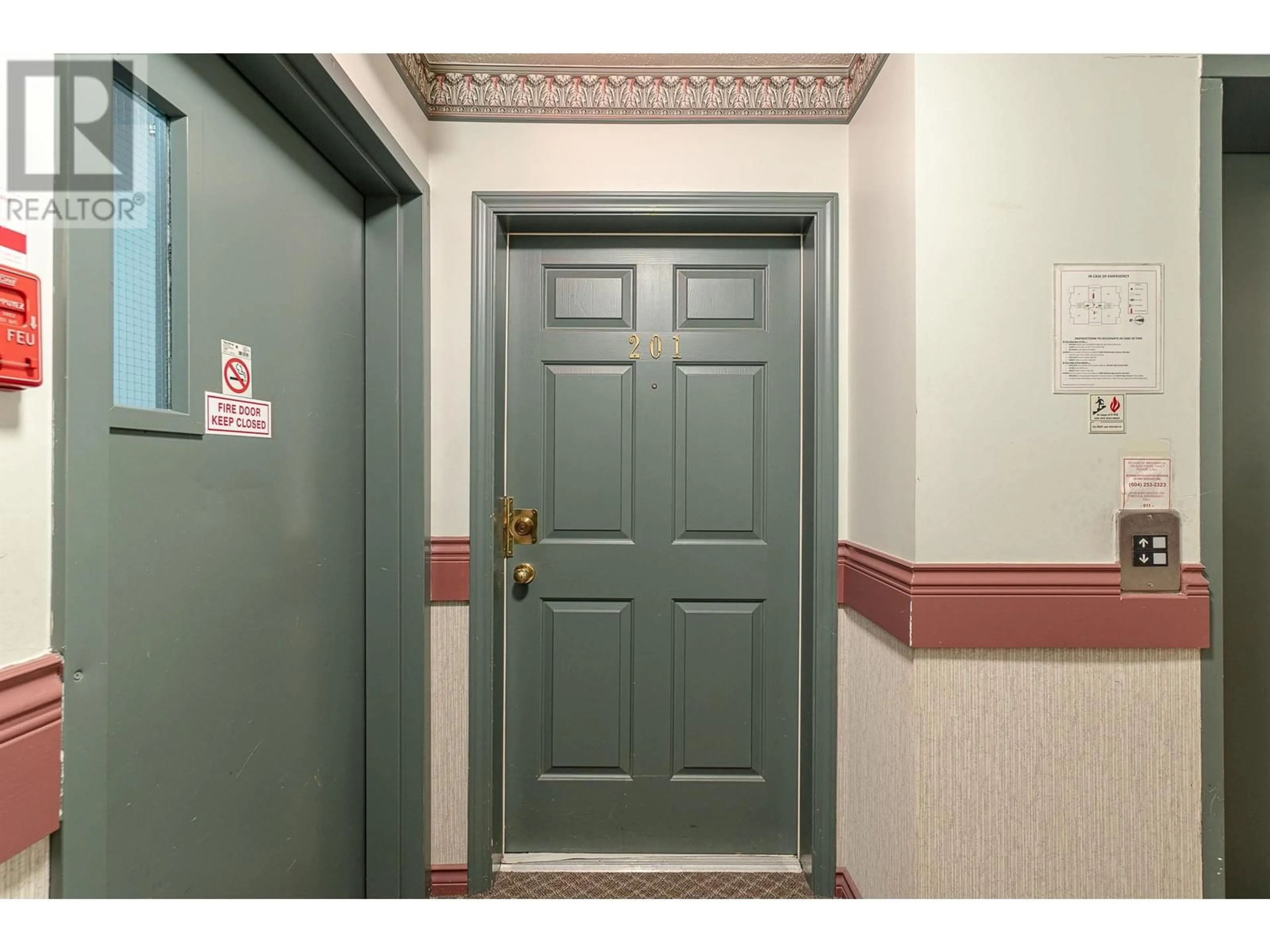 Indoor foyer for 201 - 6388 MARLBOROUGH AVENUE, Burnaby British Columbia V5H4P4