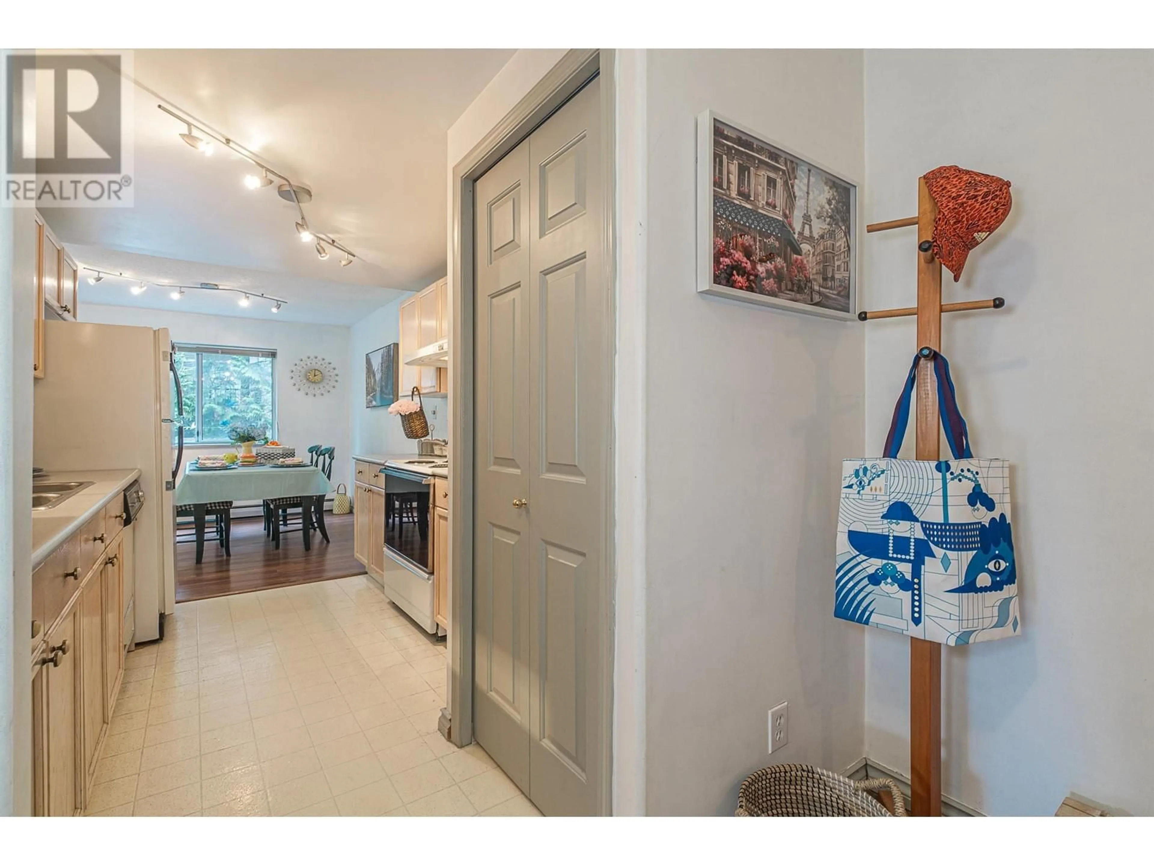 Indoor entryway for 201 - 6388 MARLBOROUGH AVENUE, Burnaby British Columbia V5H4P4
