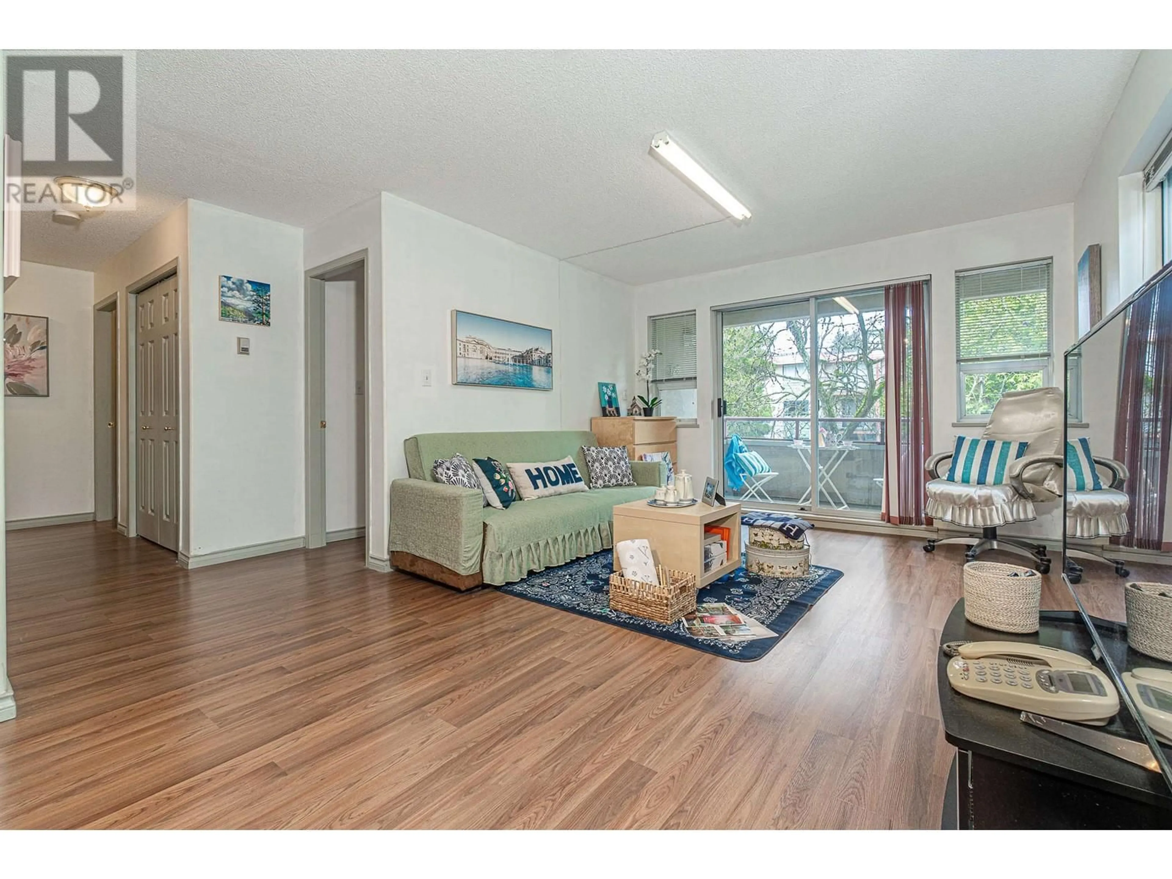 Living room with furniture, wood/laminate floor for 201 - 6388 MARLBOROUGH AVENUE, Burnaby British Columbia V5H4P4