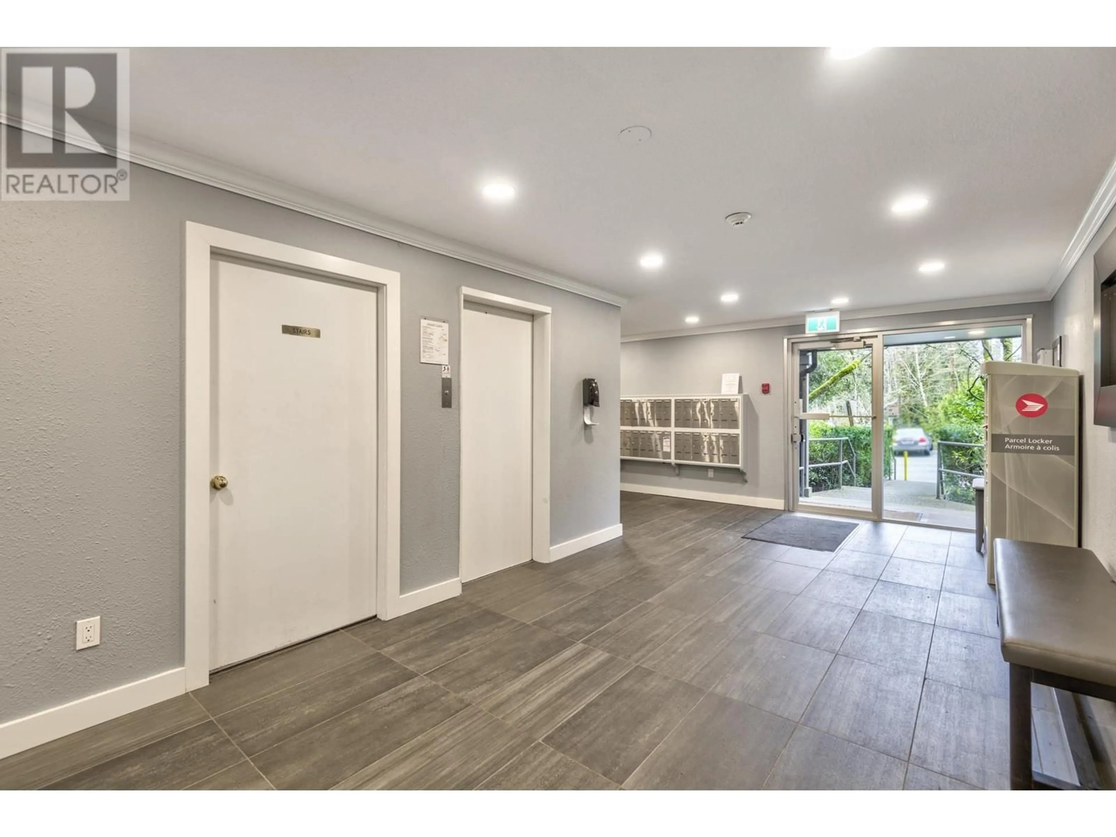 Indoor foyer for 221 - 202 WESTHILL PLACE, Port Moody British Columbia V3H1V2