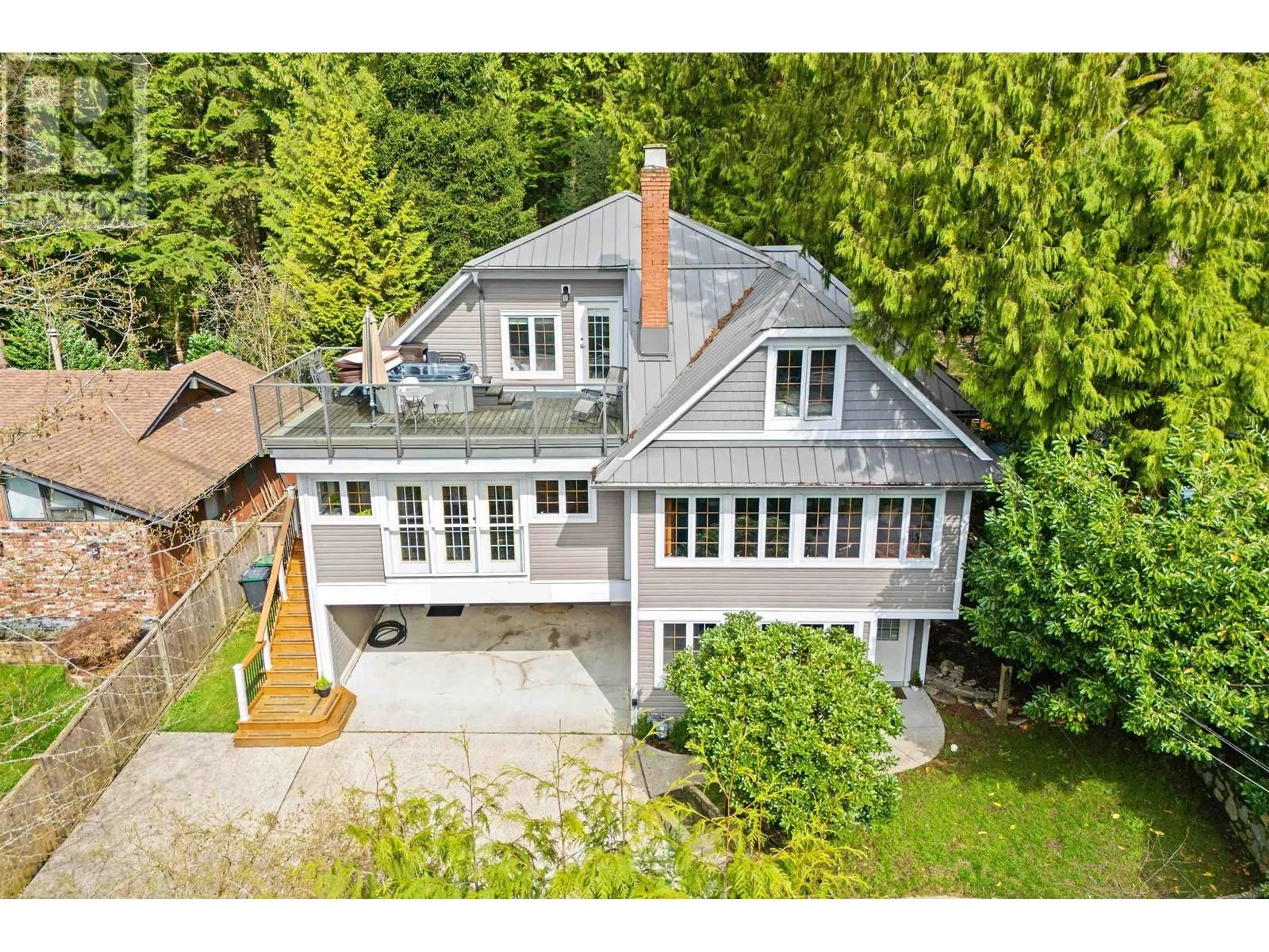 A pic from outside/outdoor area/front of a property/back of a property/a pic from drone, unknown for 4622 COVE CLIFF ROAD, North Vancouver British Columbia V7G1H6