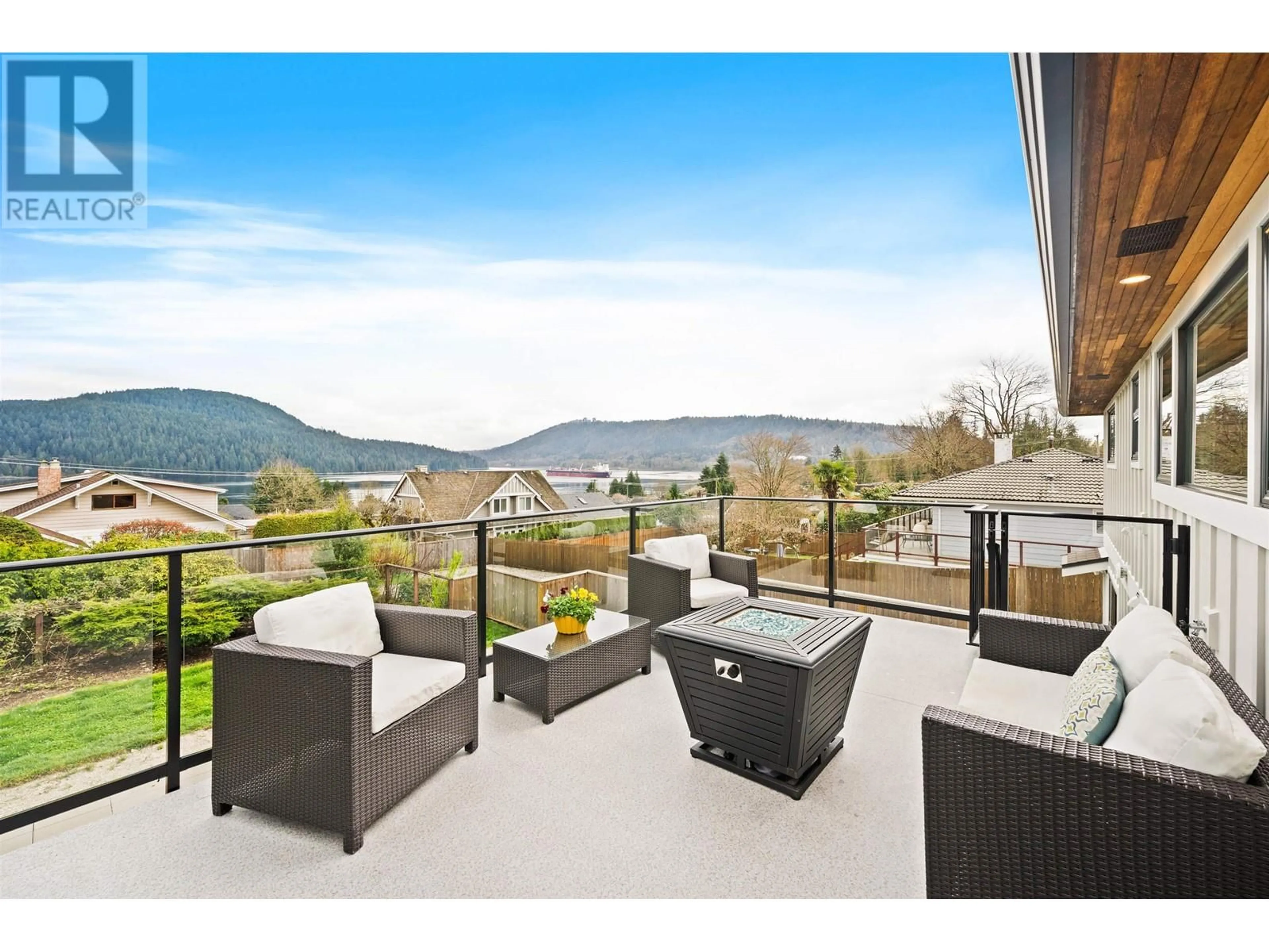 Patio, water/lake/river/ocean view for 542 DOLLARTON HIGHWAY, North Vancouver British Columbia V7G1N2