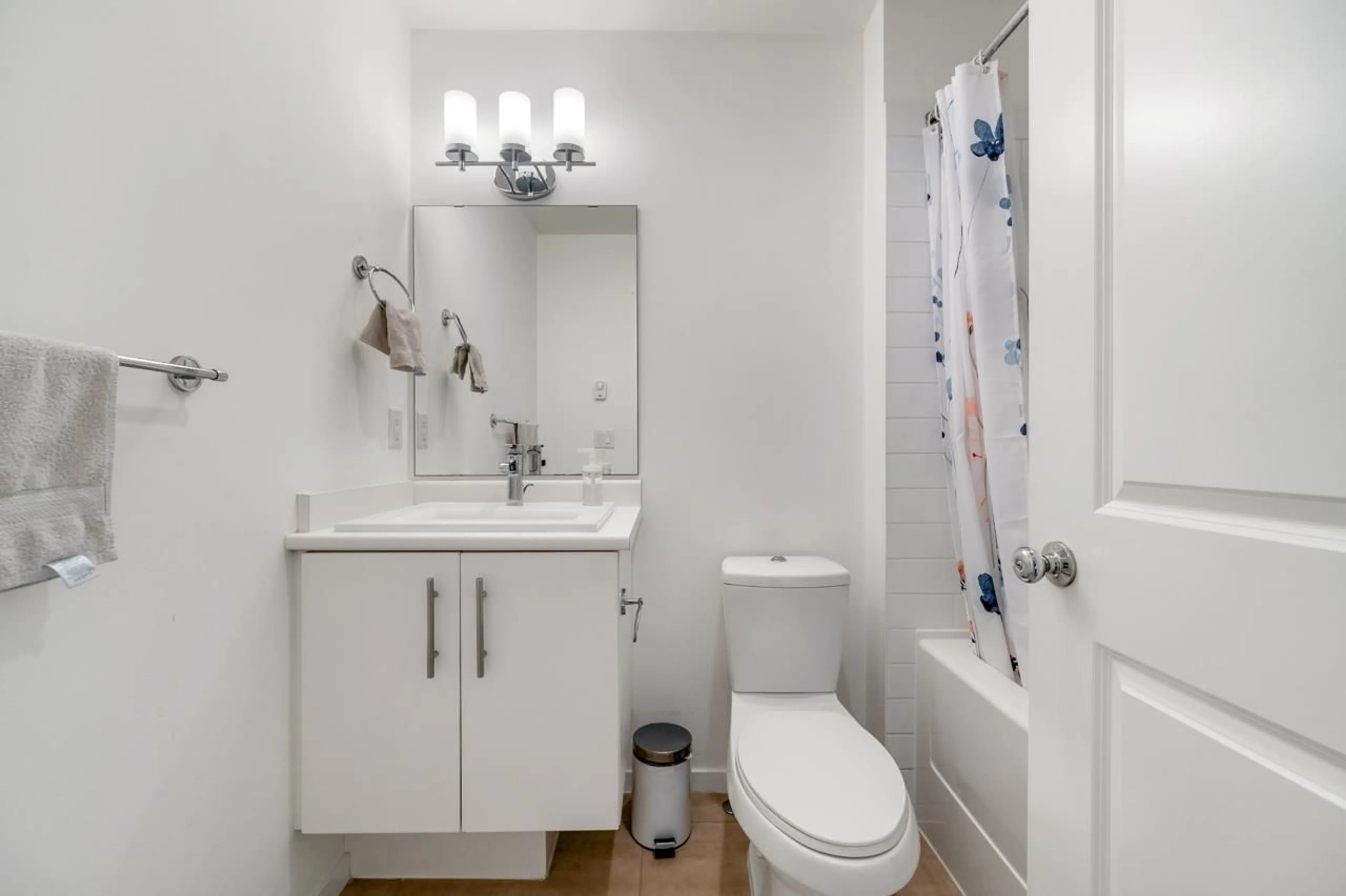 Standard bathroom, unknown for 11 - 14905 60, Surrey British Columbia V3S1R8
