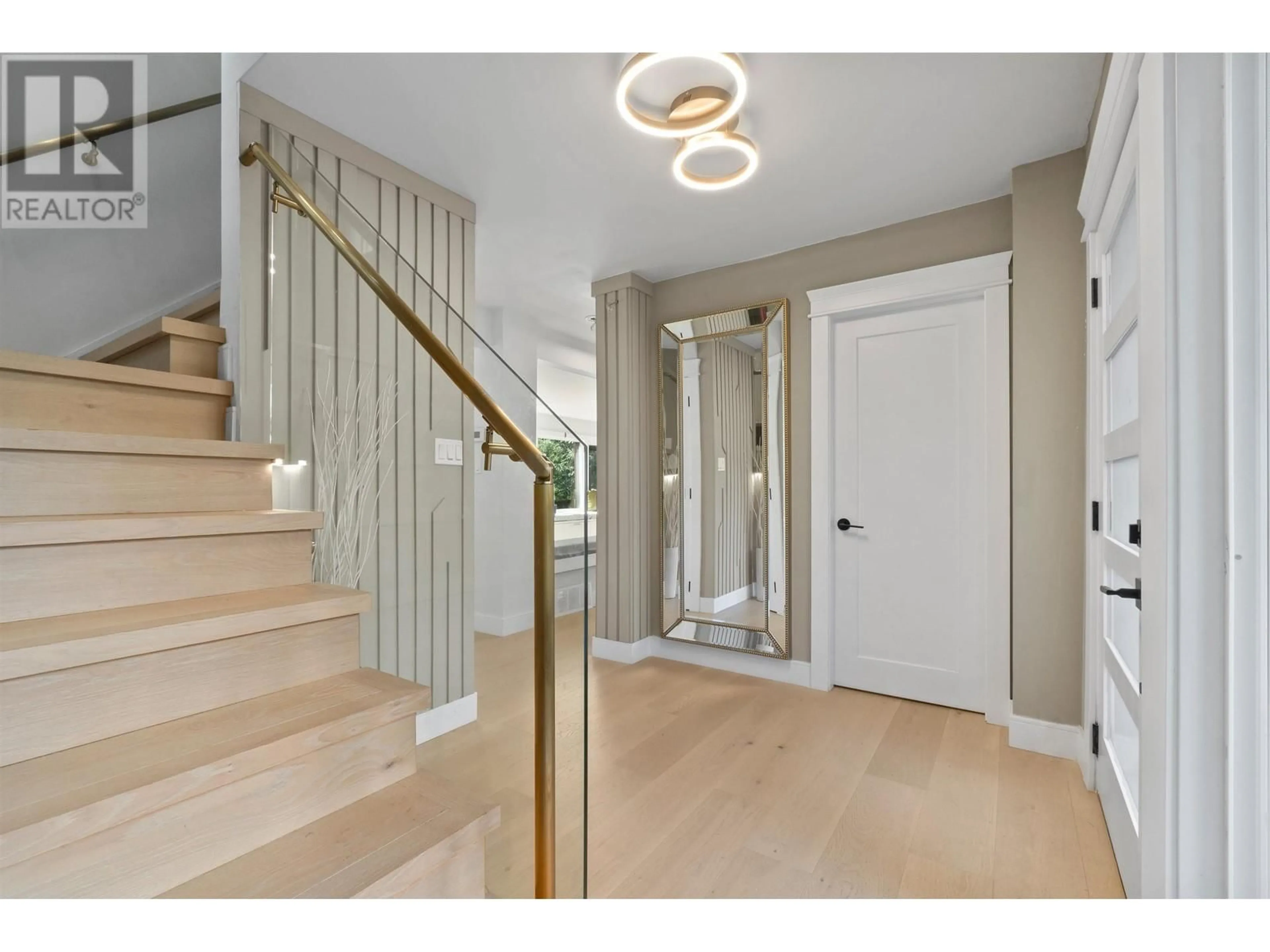 Indoor entryway for 615 KINGS ROAD, North Vancouver British Columbia V7N1J4