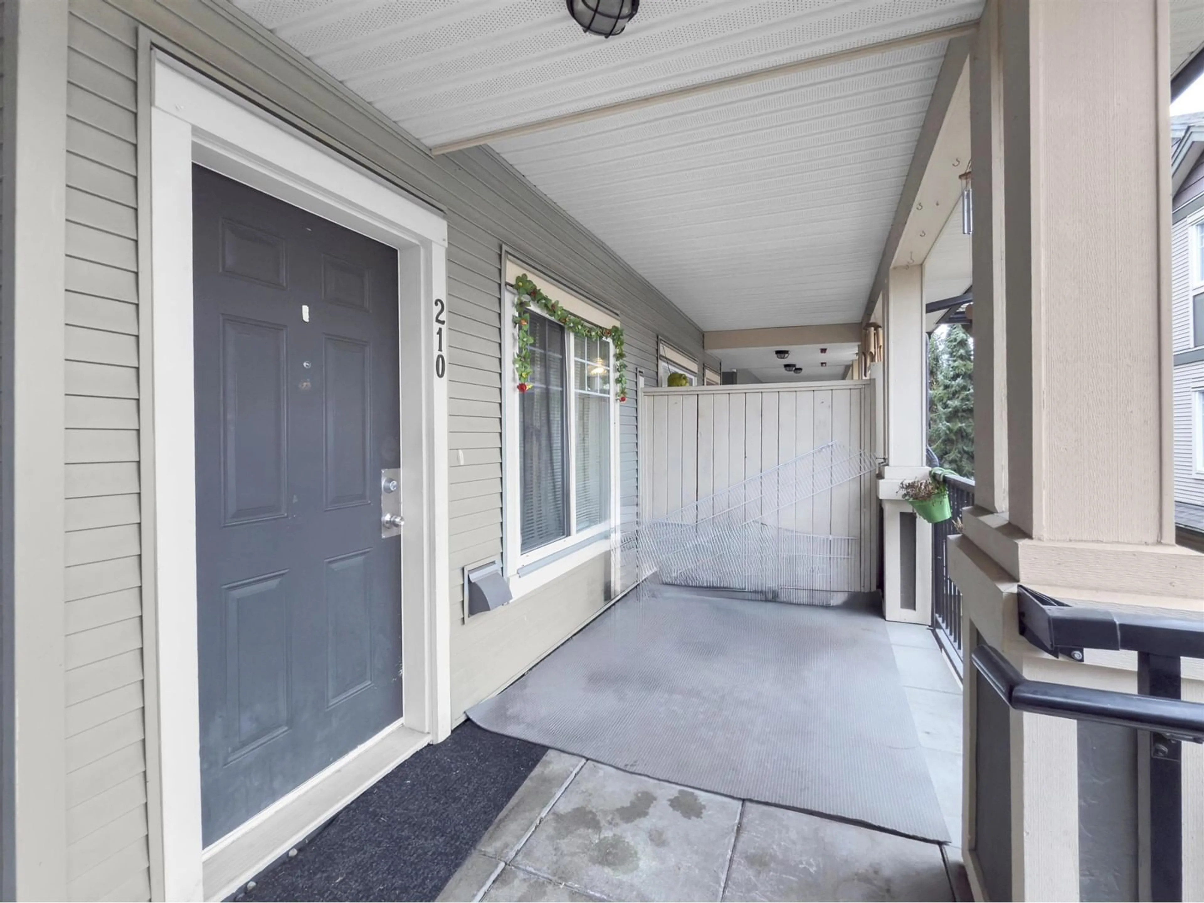 Indoor entryway for 210 - 13958 108, Surrey British Columbia V3T0B4