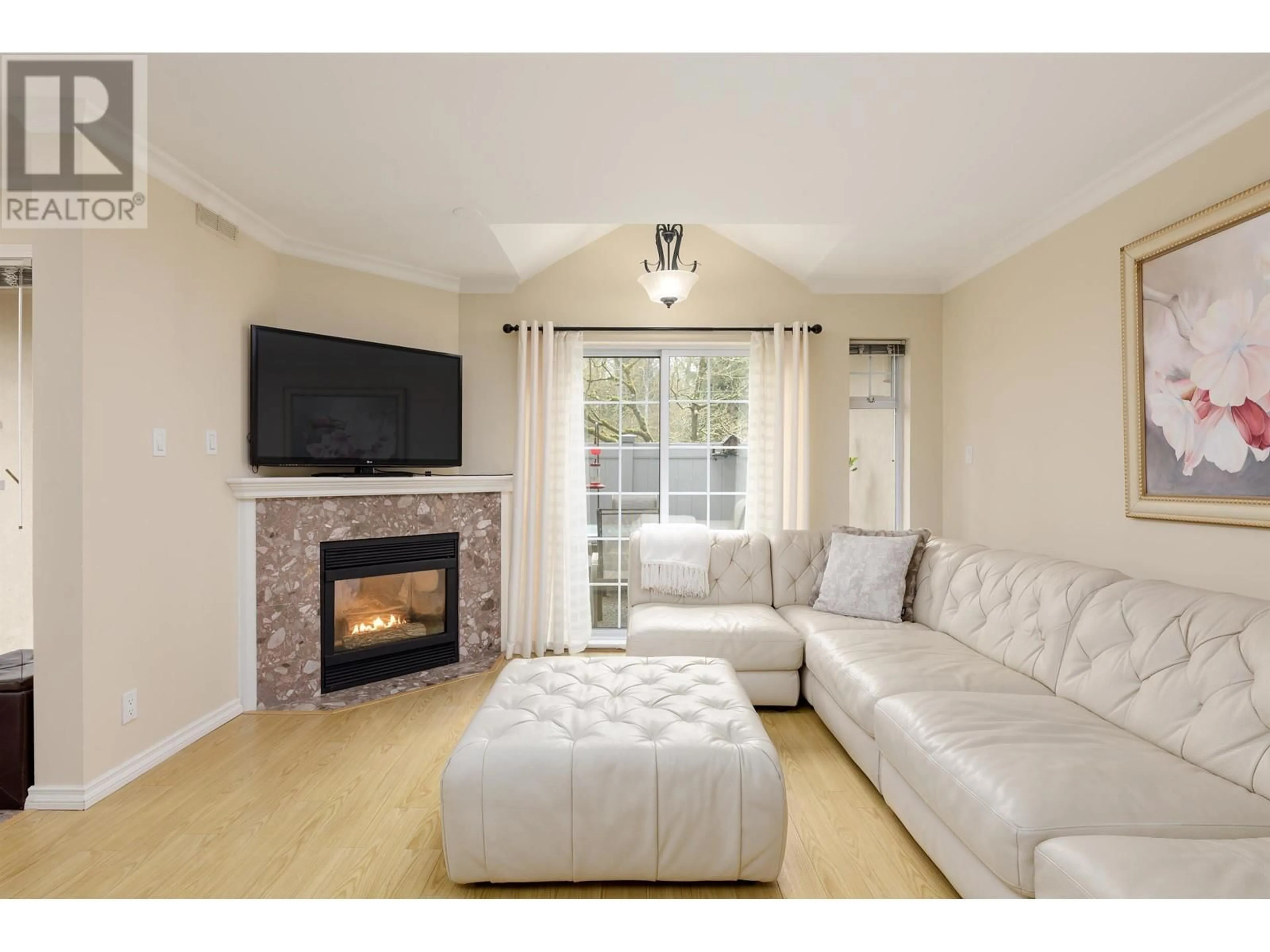 Living room with furniture, unknown for 23 - 7128 18TH AVENUE, Burnaby British Columbia V3N1H1