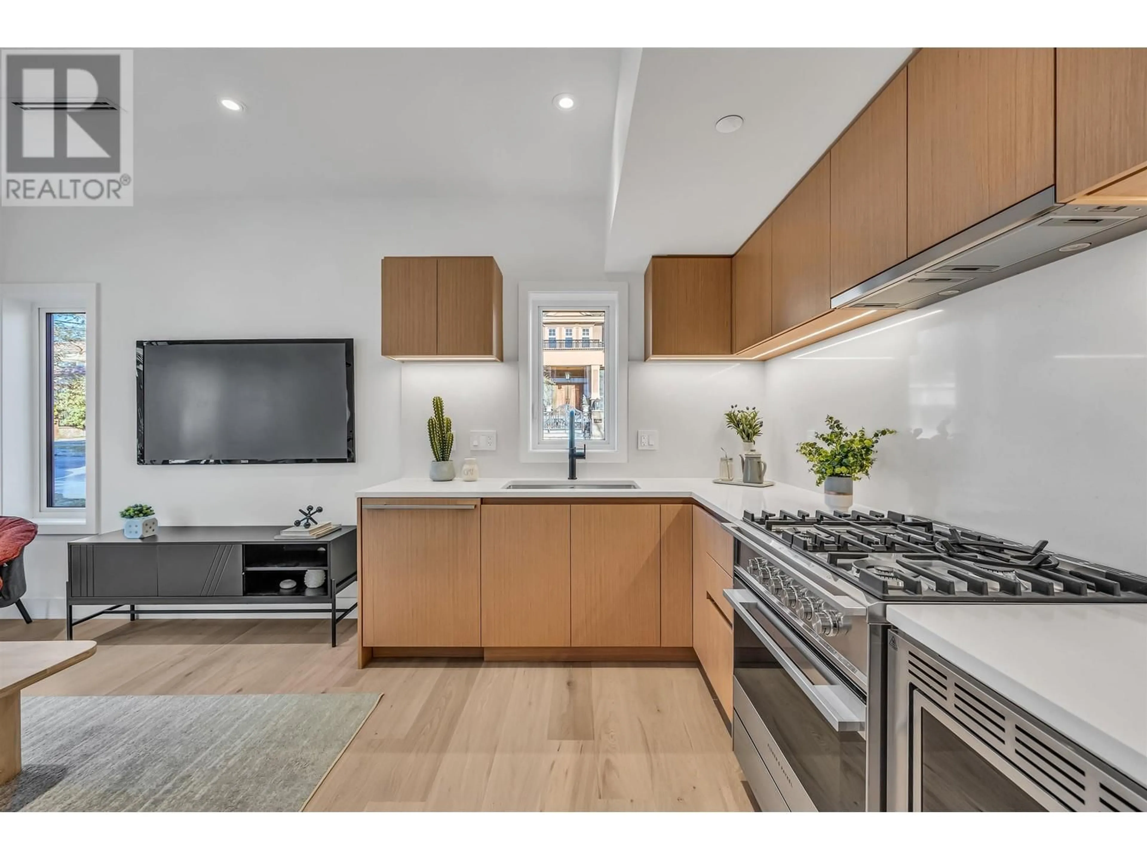 Open concept kitchen, unknown for 6809 OAK STREET, Vancouver British Columbia V6P1H5