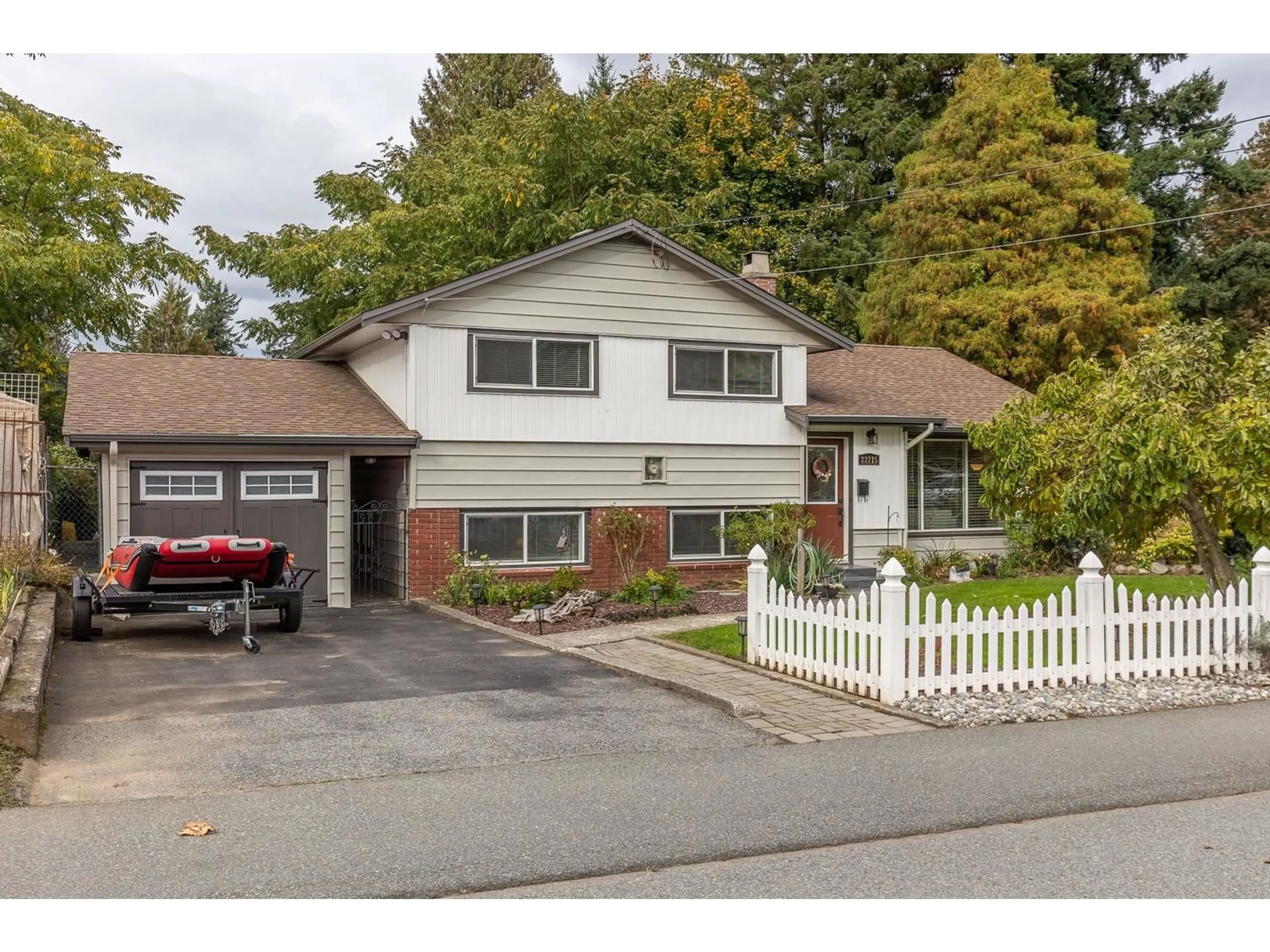 Home with vinyl exterior material, street for 33715 MAYFAIR, Abbotsford British Columbia V2S1P7