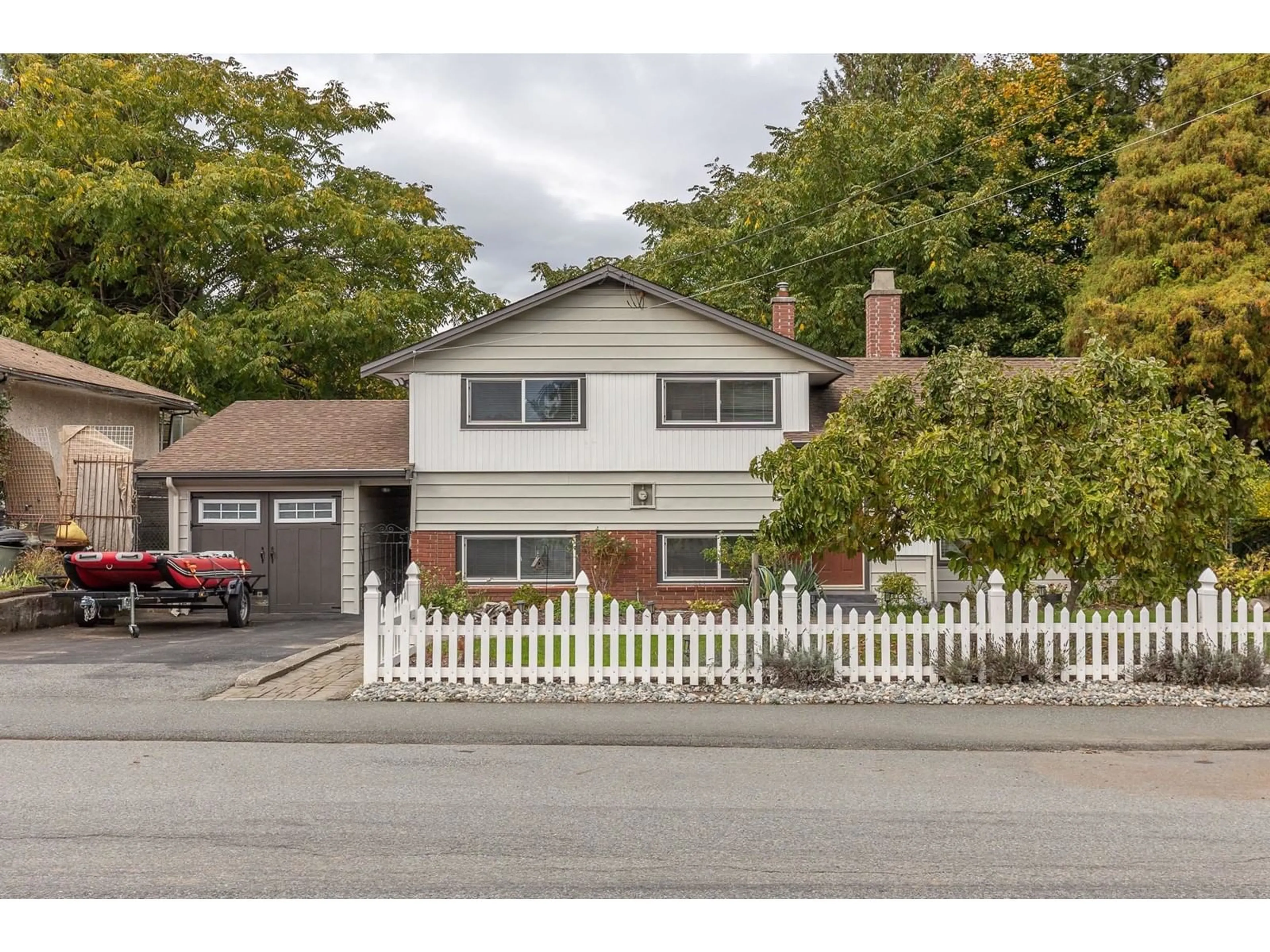 Home with vinyl exterior material, street for 33715 MAYFAIR, Abbotsford British Columbia V2S1P7