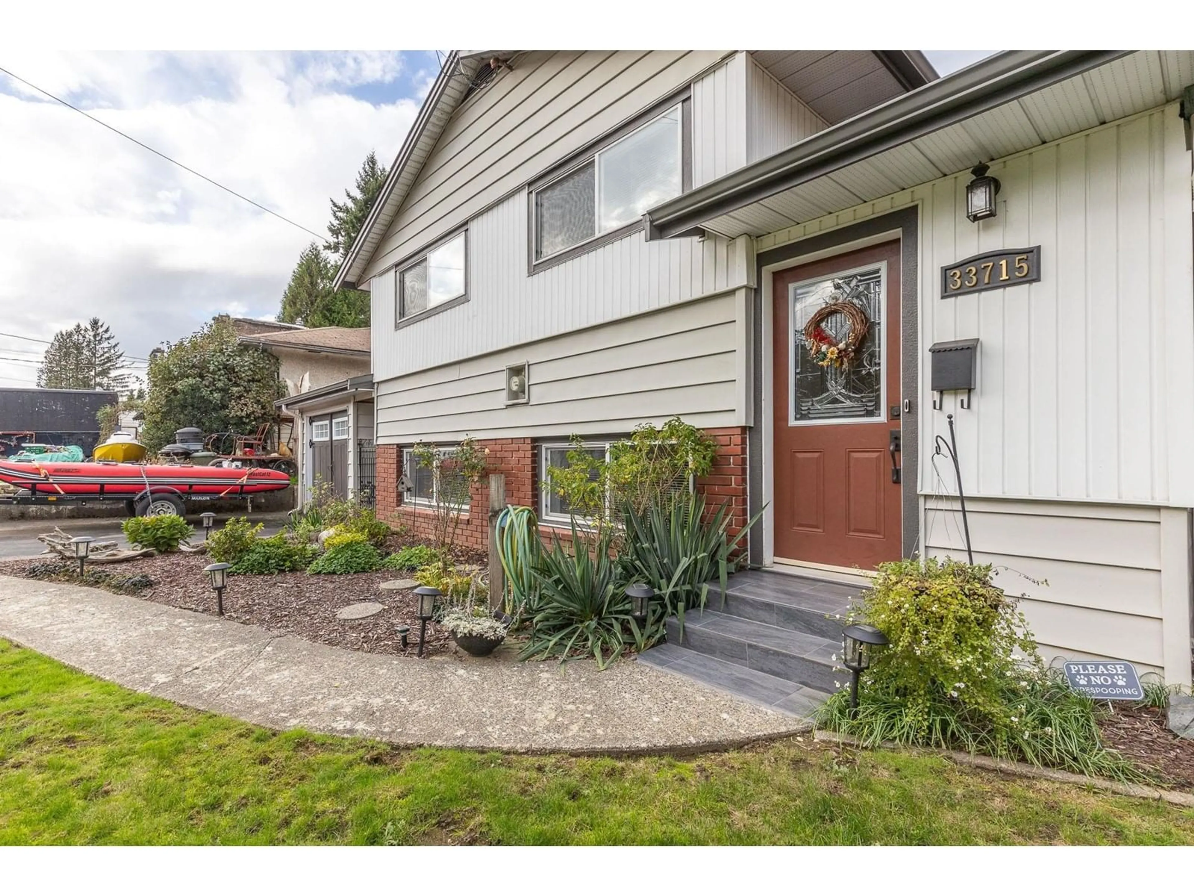 Home with vinyl exterior material, street for 33715 MAYFAIR, Abbotsford British Columbia V2S1P7