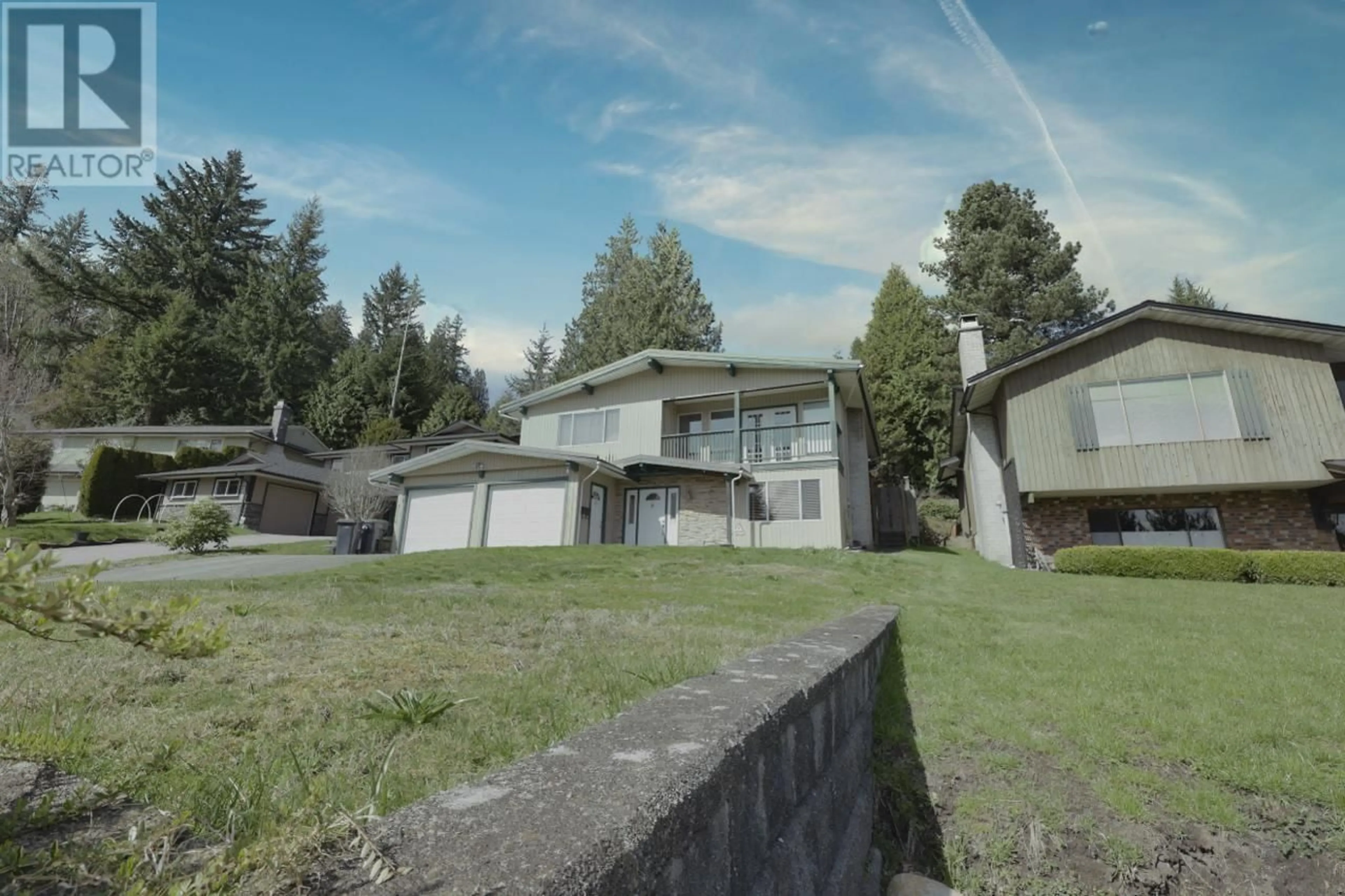 A pic from outside/outdoor area/front of a property/back of a property/a pic from drone, mountain view for 317 GLOUCESTER COURT, Coquitlam British Columbia V3K5S6