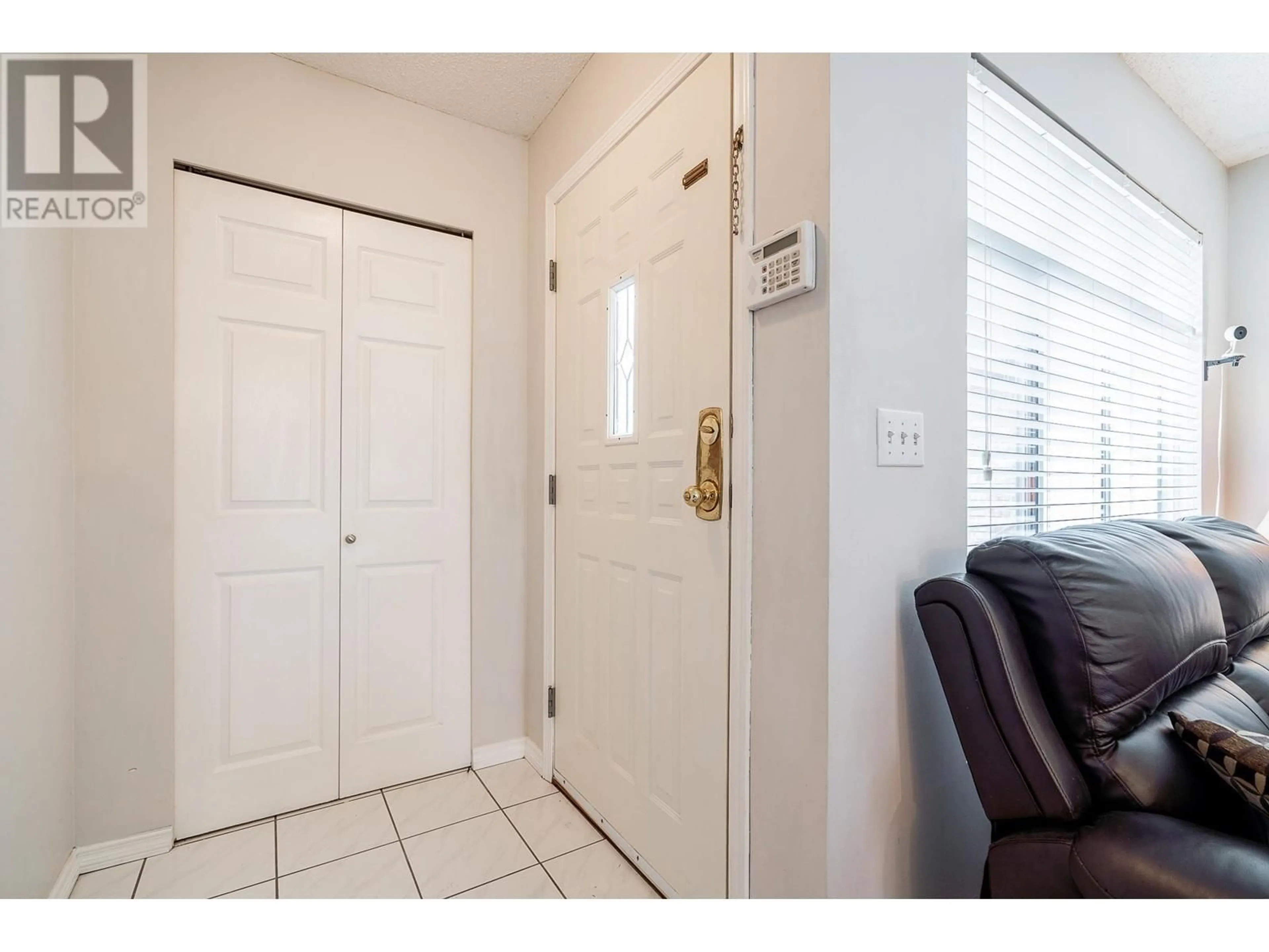 Indoor entryway for 27 - 22900 126 AVENUE, Maple Ridge British Columbia V2X0W9