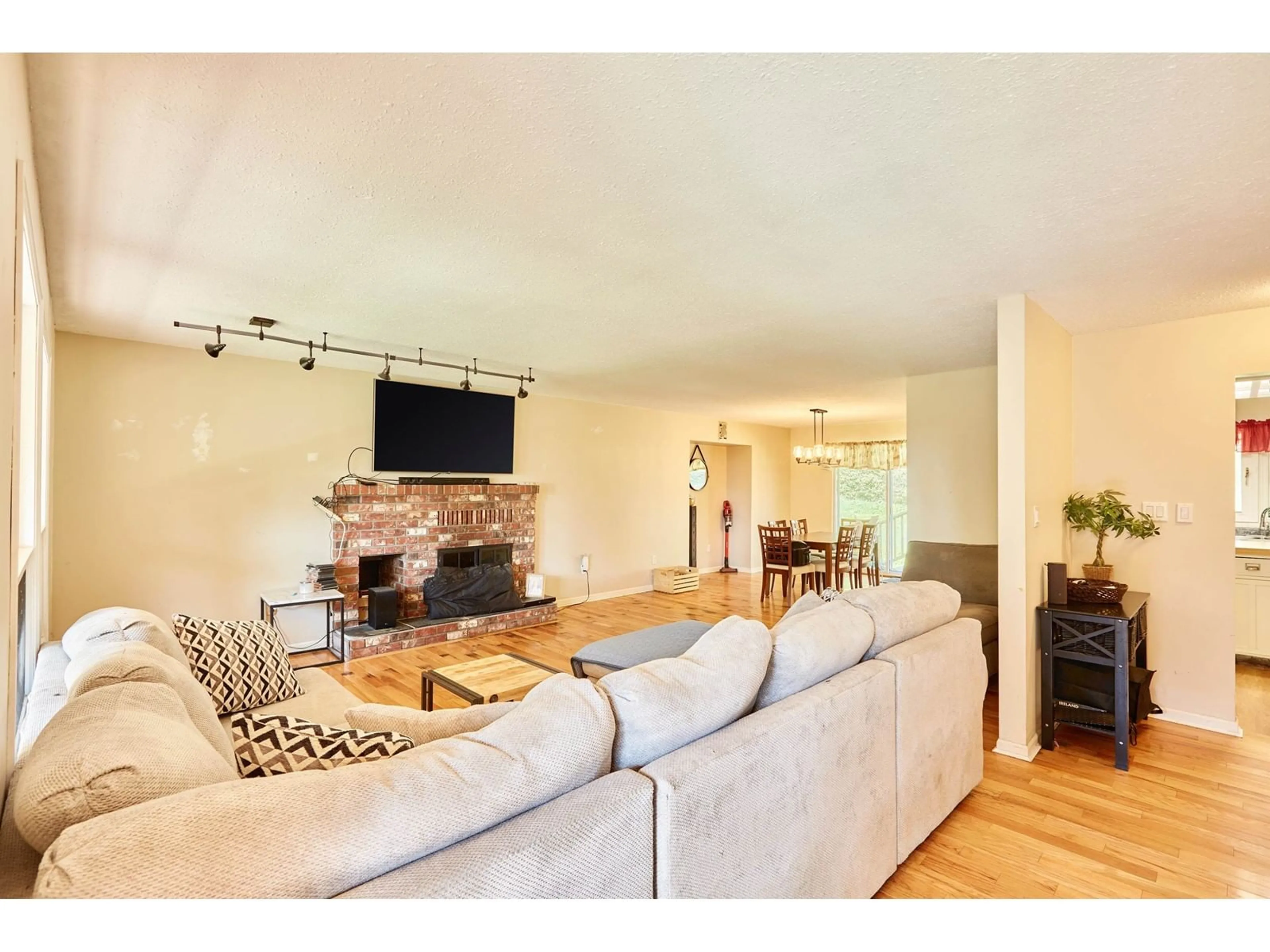 Living room with furniture, wood/laminate floor for 31747 VIEWCREST AVENUE, Mission British Columbia V4S1E7