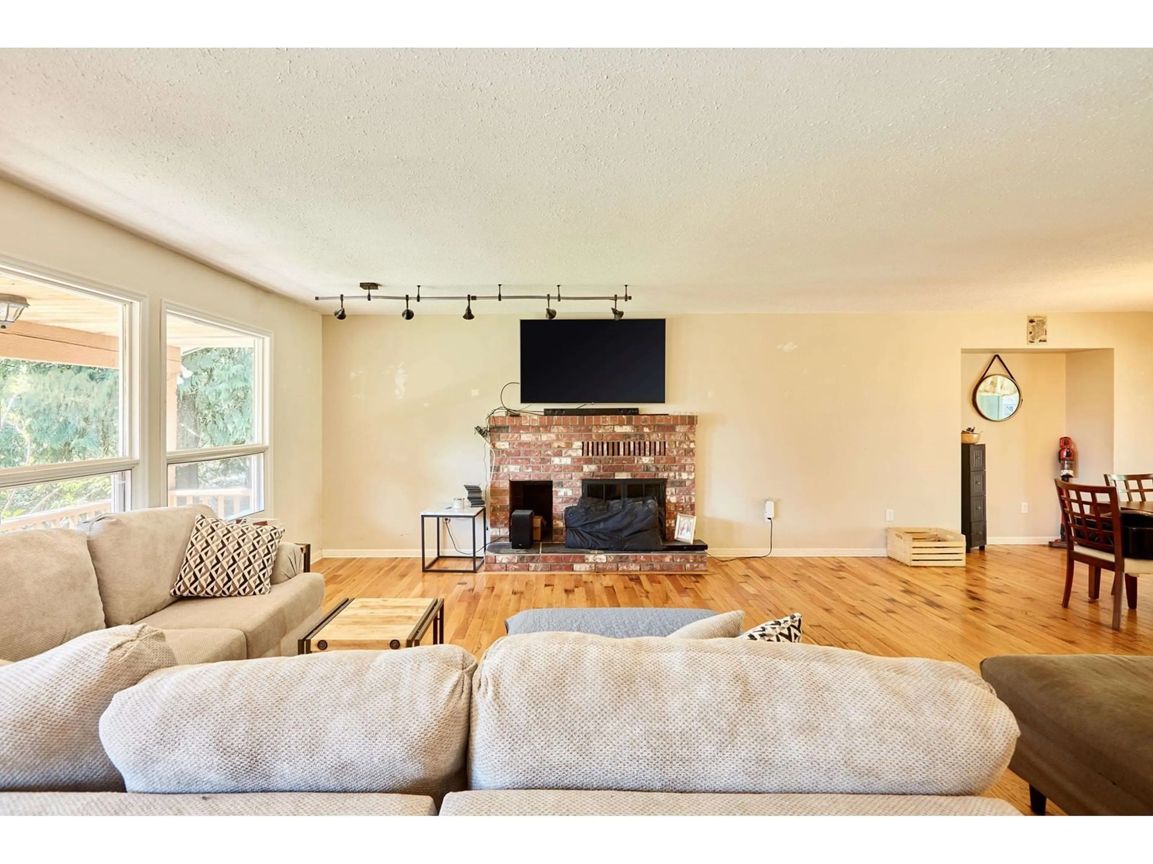 Living room with furniture, wood/laminate floor for 31747 VIEWCREST AVENUE, Mission British Columbia V4S1E7