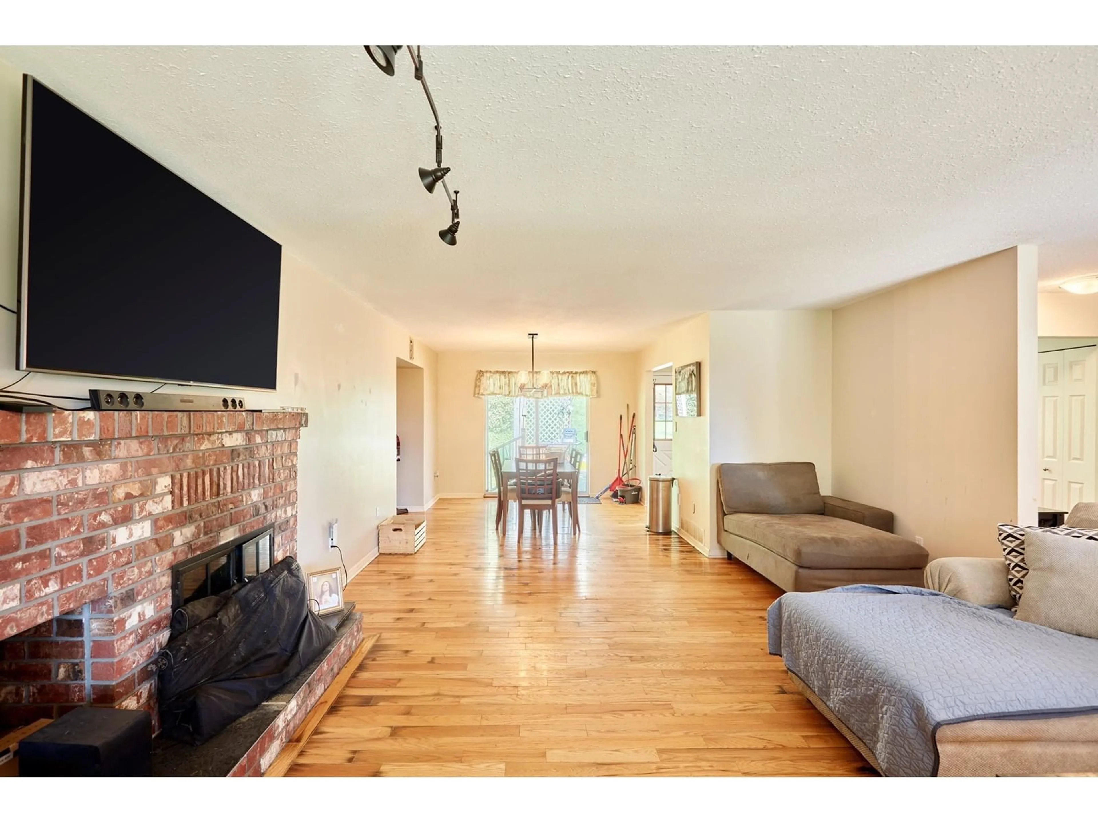 Living room with furniture, wood/laminate floor for 31747 VIEWCREST AVENUE, Mission British Columbia V4S1E7