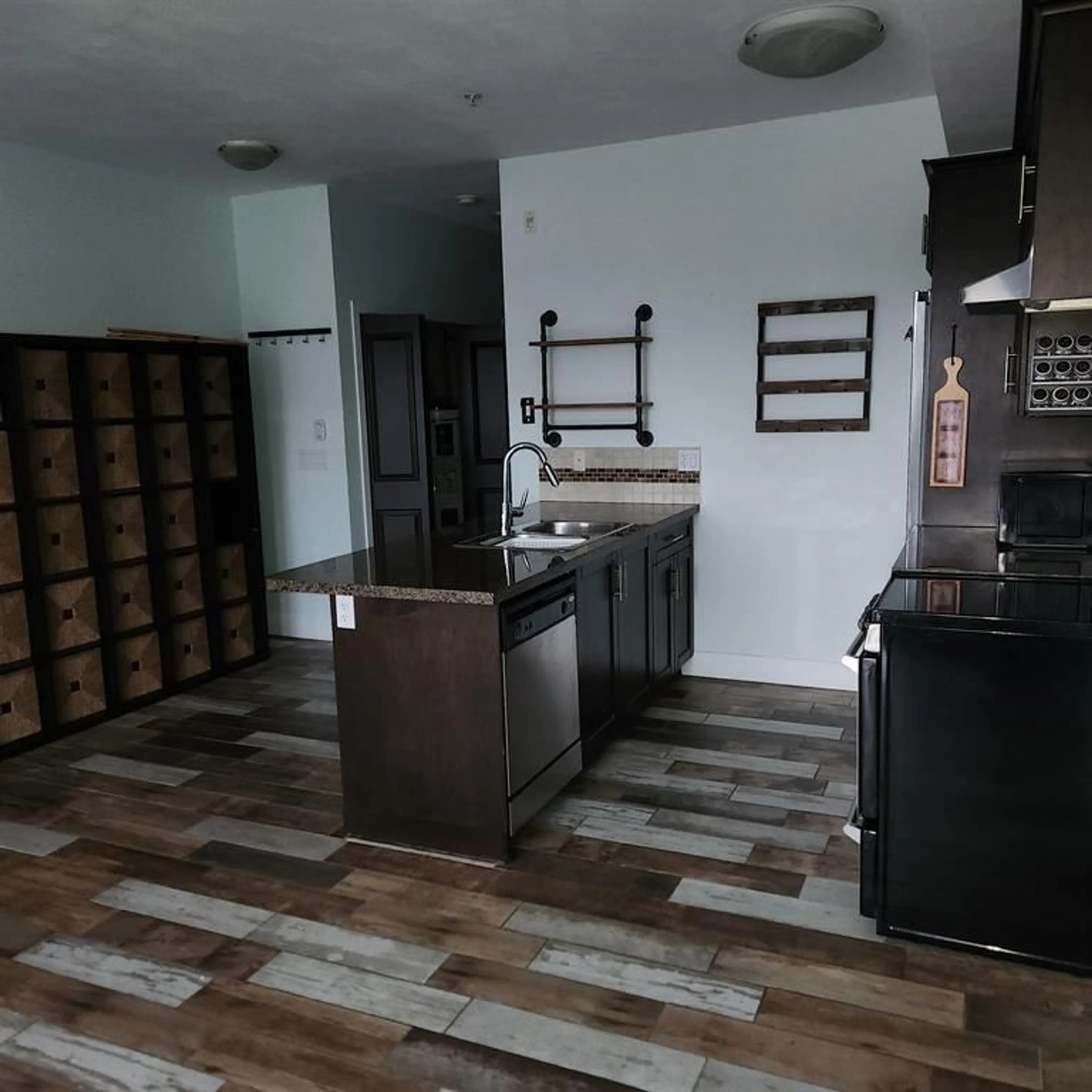 Kitchen with laundary machines, unknown for 214 - 46262 FIRST AVENUE, Chilliwack British Columbia V2P0C3