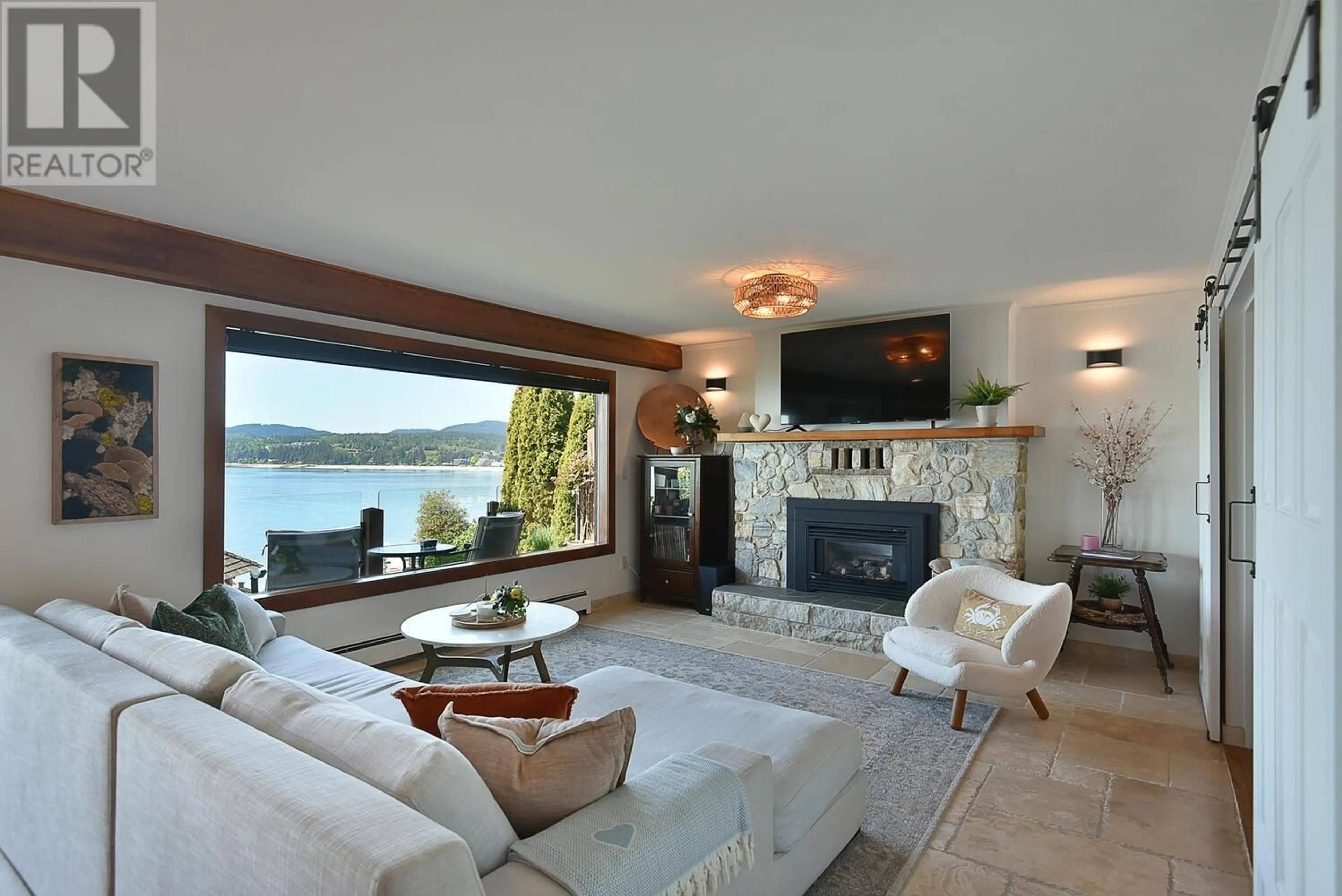 Living room with furniture, unknown for 5203 SUNSHINE COAST HIGHWAY, Sechelt British Columbia V7Z0C1