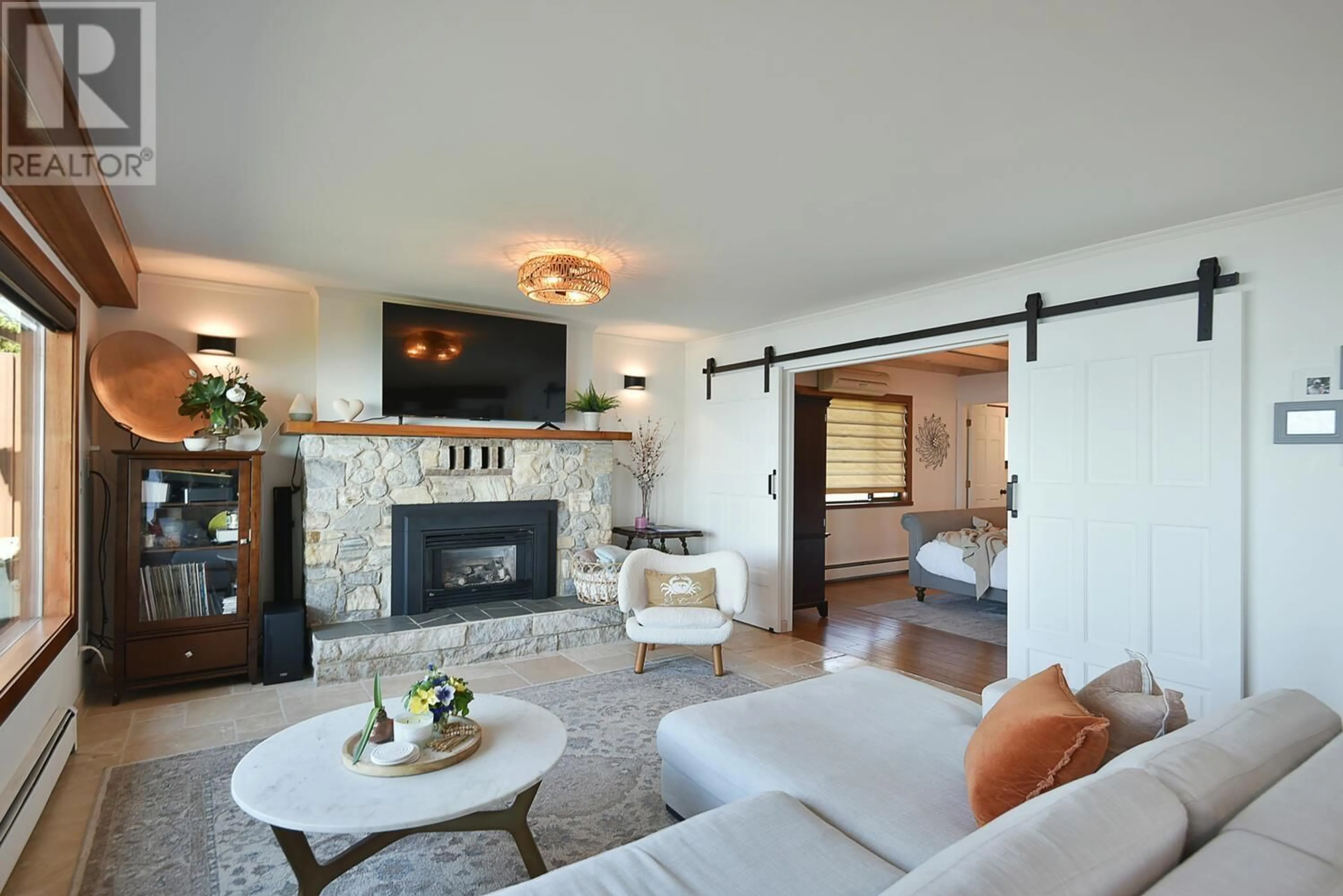 Living room with furniture, unknown for 5203 SUNSHINE COAST HIGHWAY, Sechelt British Columbia V7Z0C1