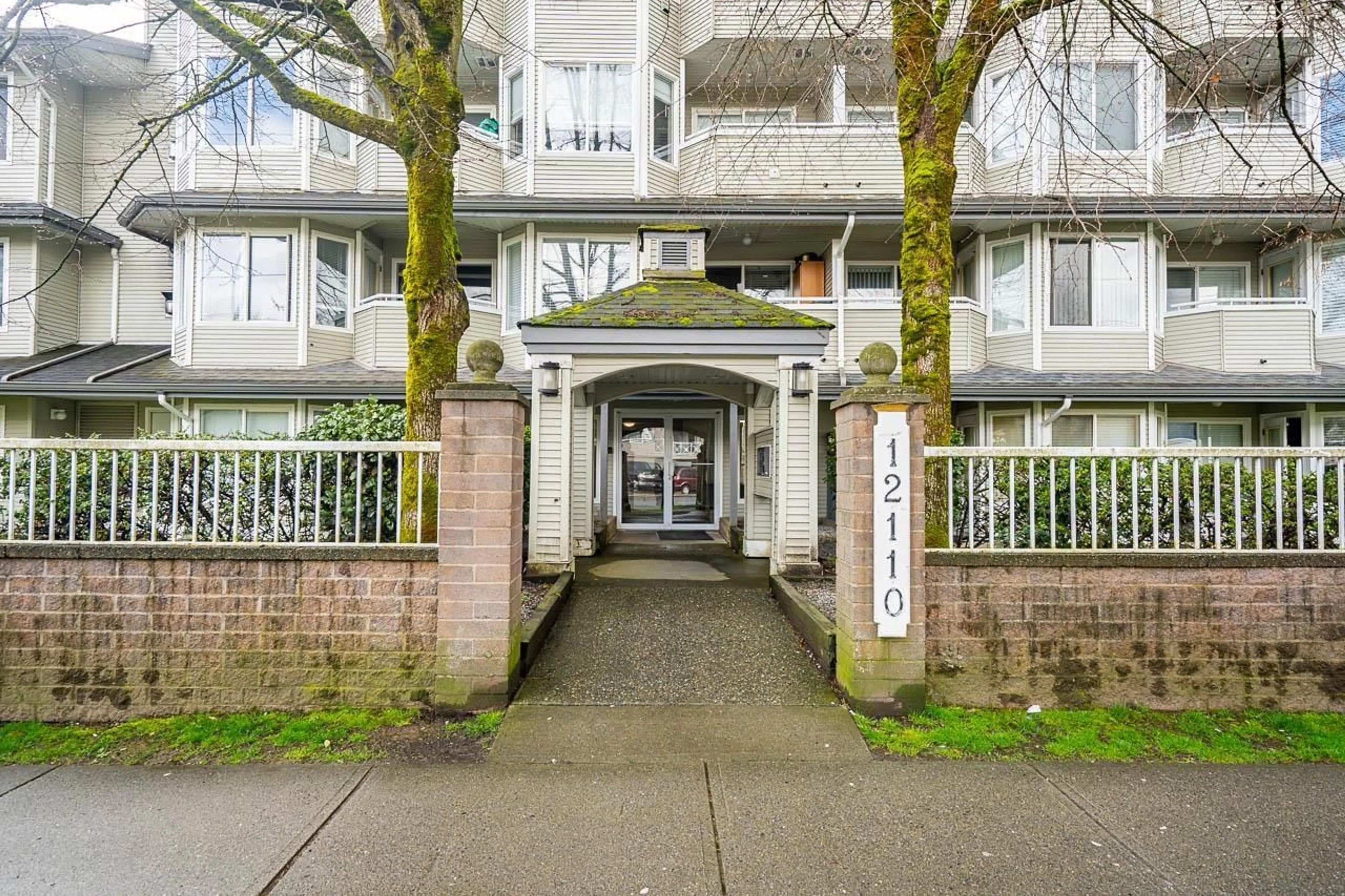 Indoor foyer for 303 - 12110 80TH, Surrey British Columbia V3W0V2