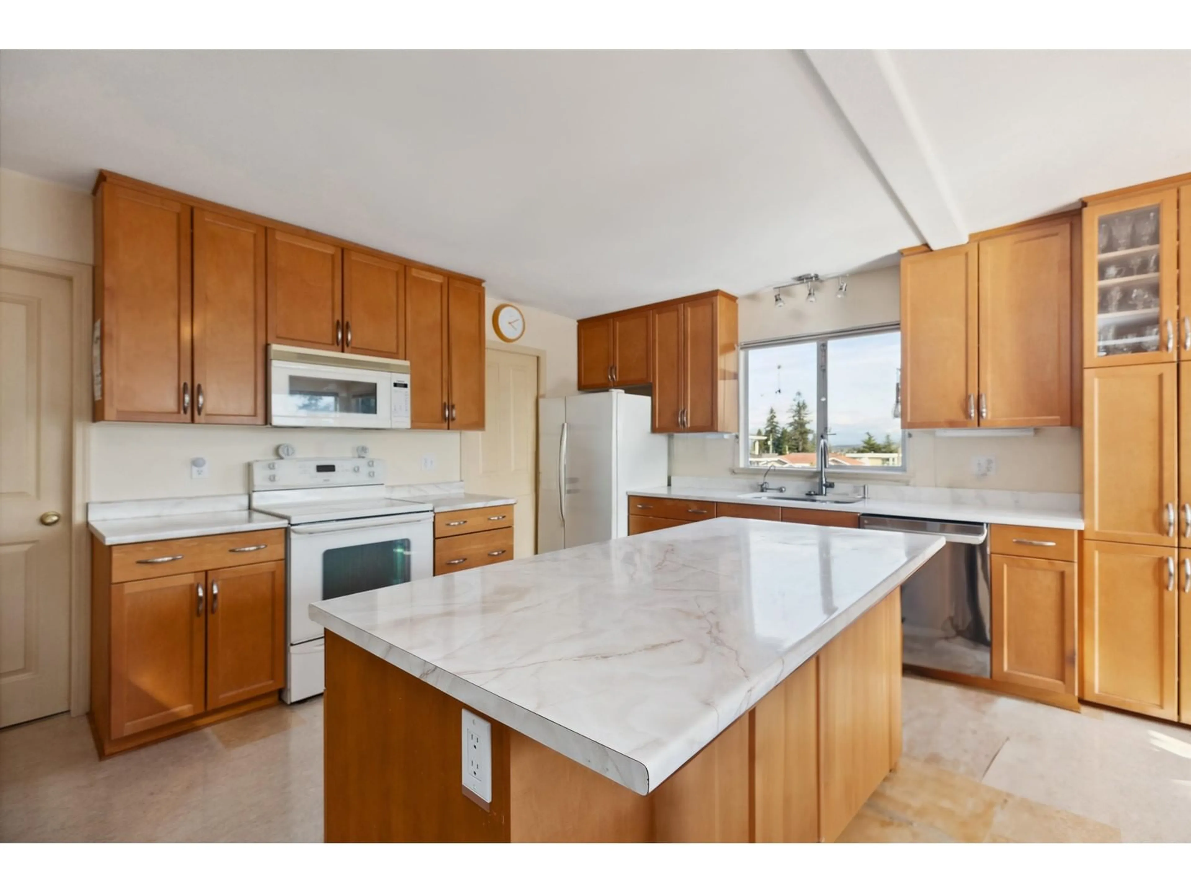 Open concept kitchen, ceramic/tile floor for 15459 SEMIAHMOO, White Rock British Columbia V4B1T7