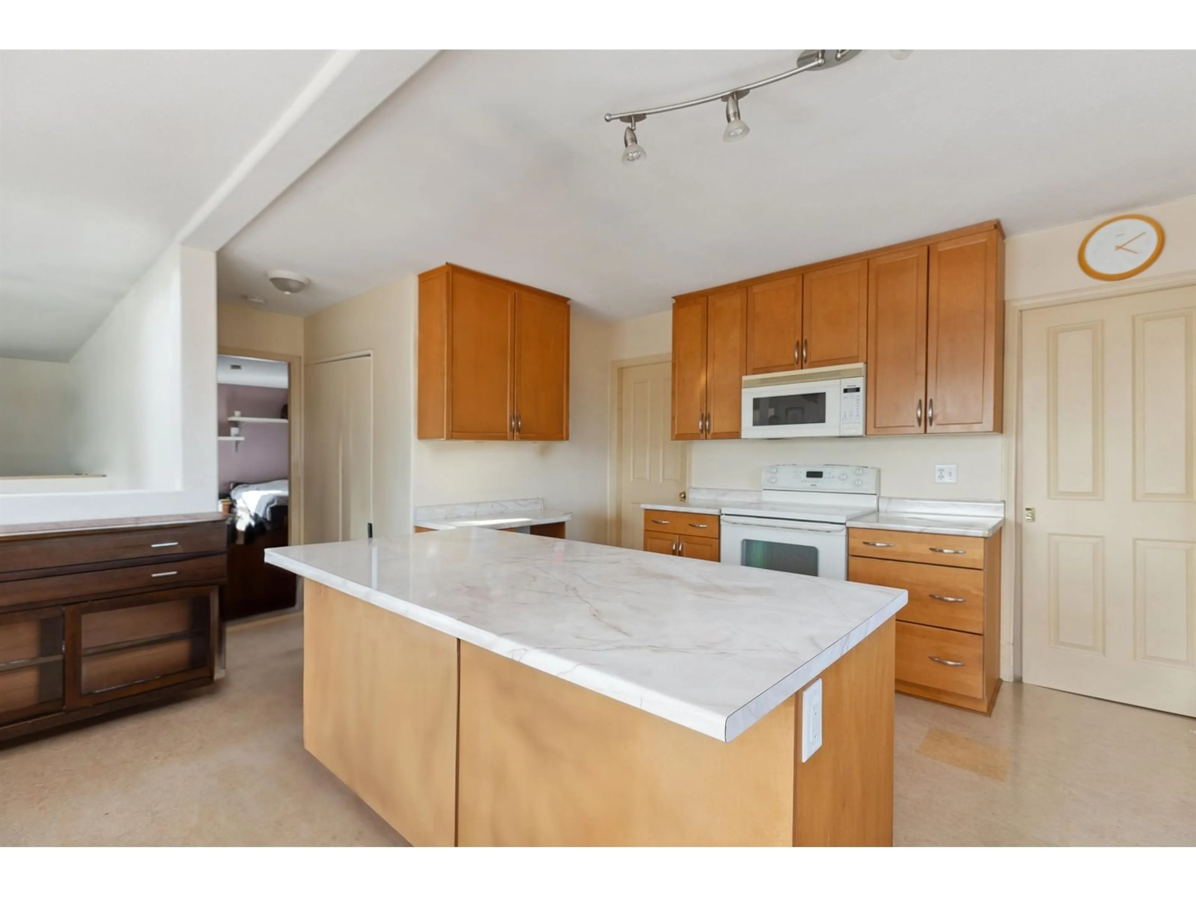 Standard kitchen, unknown for 15459 SEMIAHMOO, White Rock British Columbia V4B1T7