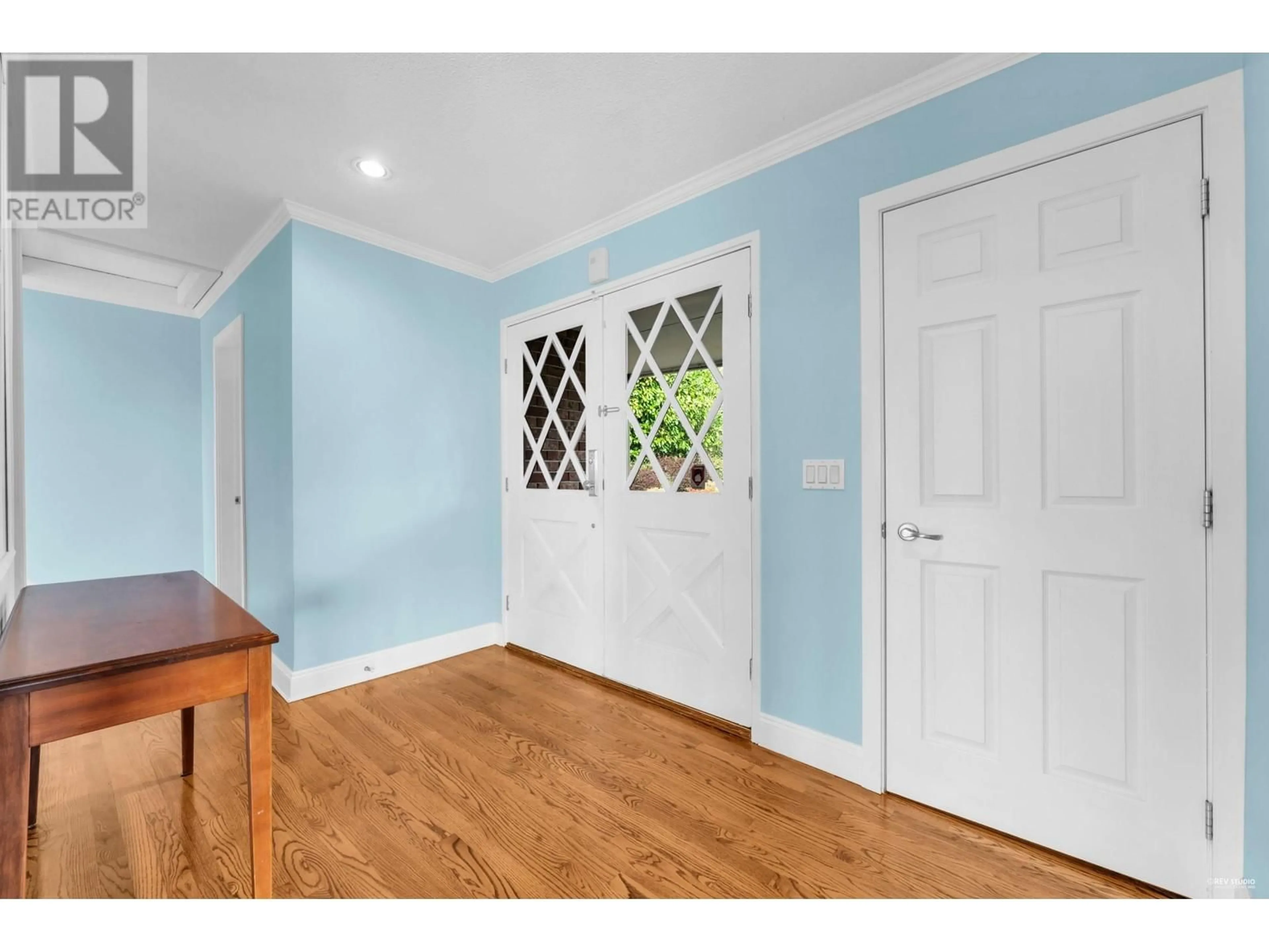 Indoor entryway for 2558 MATHERS AVENUE, West Vancouver British Columbia V7V2J1