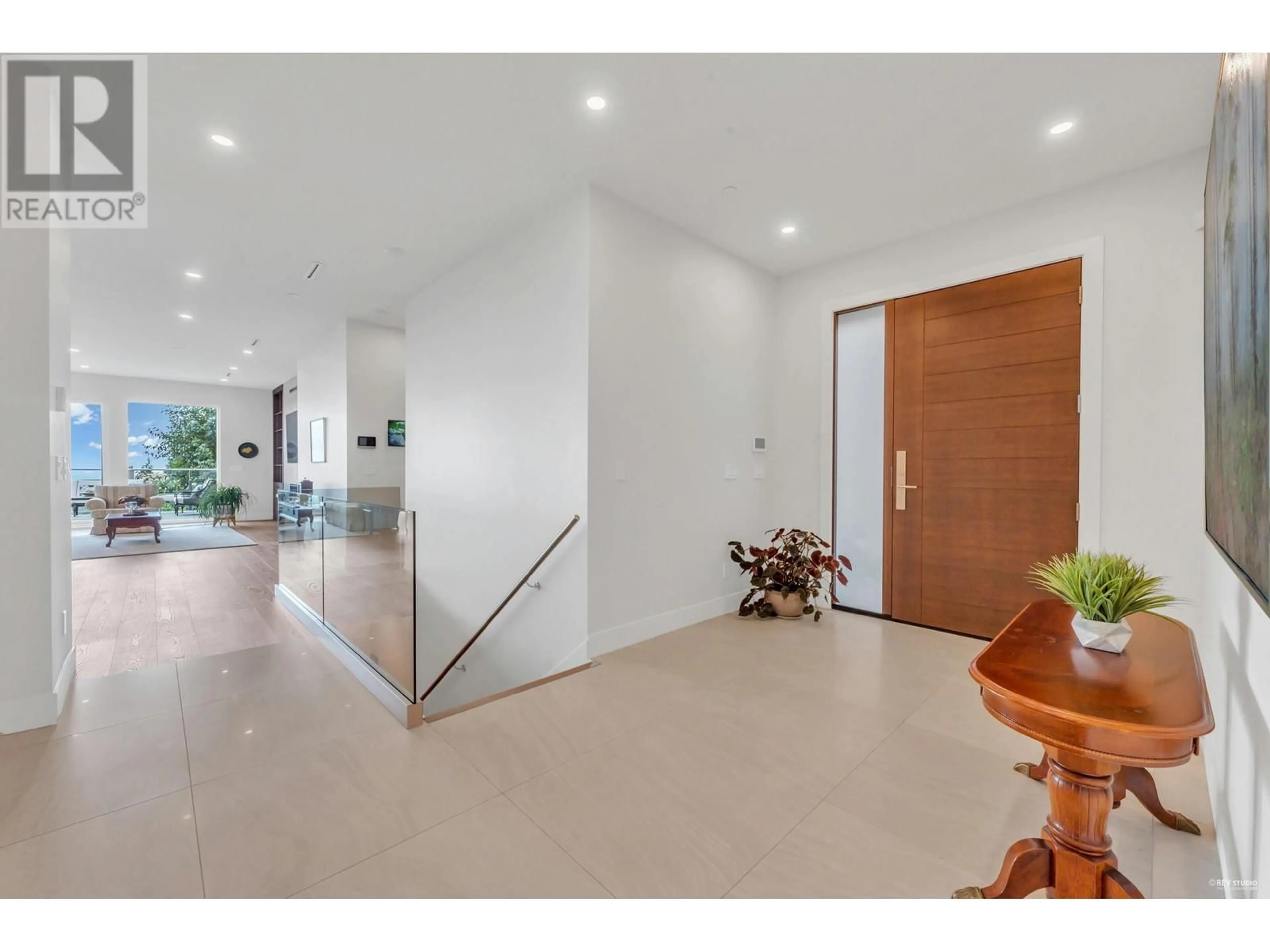 Indoor foyer for 558 ST. ANDREWS ROAD, West Vancouver British Columbia V7S1V2