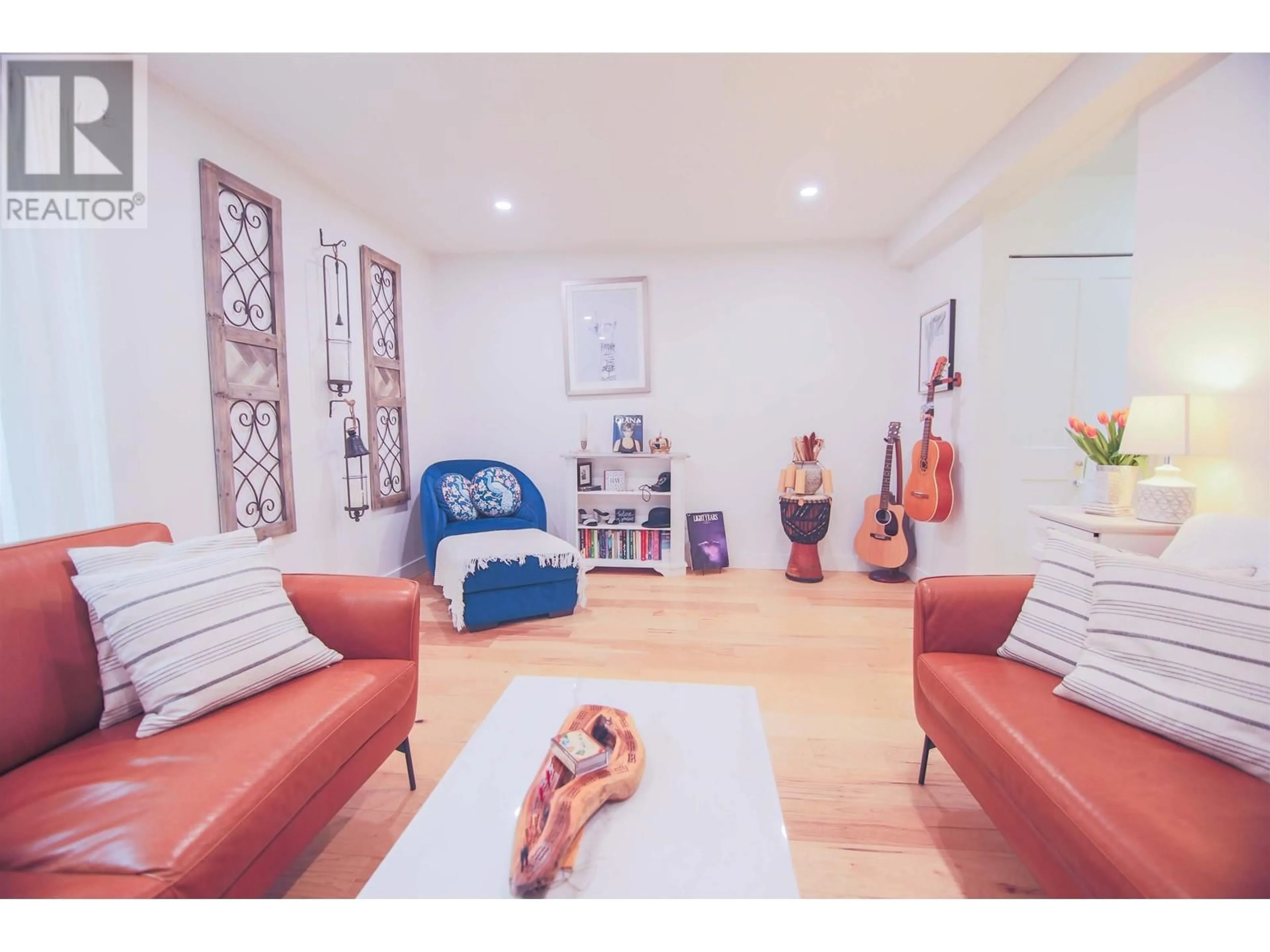 Living room with furniture, wood/laminate floor for 1 - 1140 EAGLERIDGE DRIVE, Coquitlam British Columbia V3E1C2