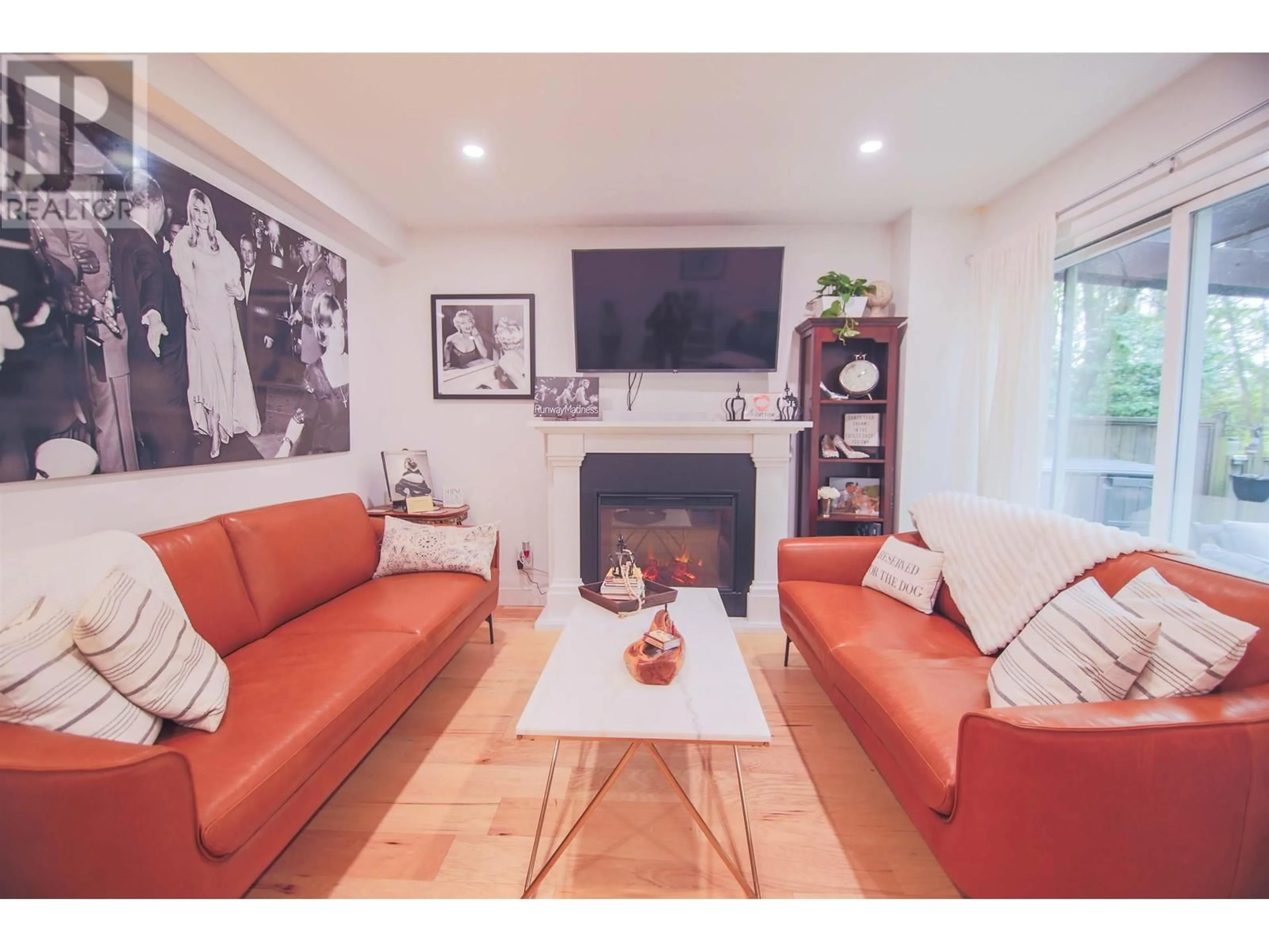 Living room with furniture, wood/laminate floor for 1 - 1140 EAGLERIDGE DRIVE, Coquitlam British Columbia V3E1C2