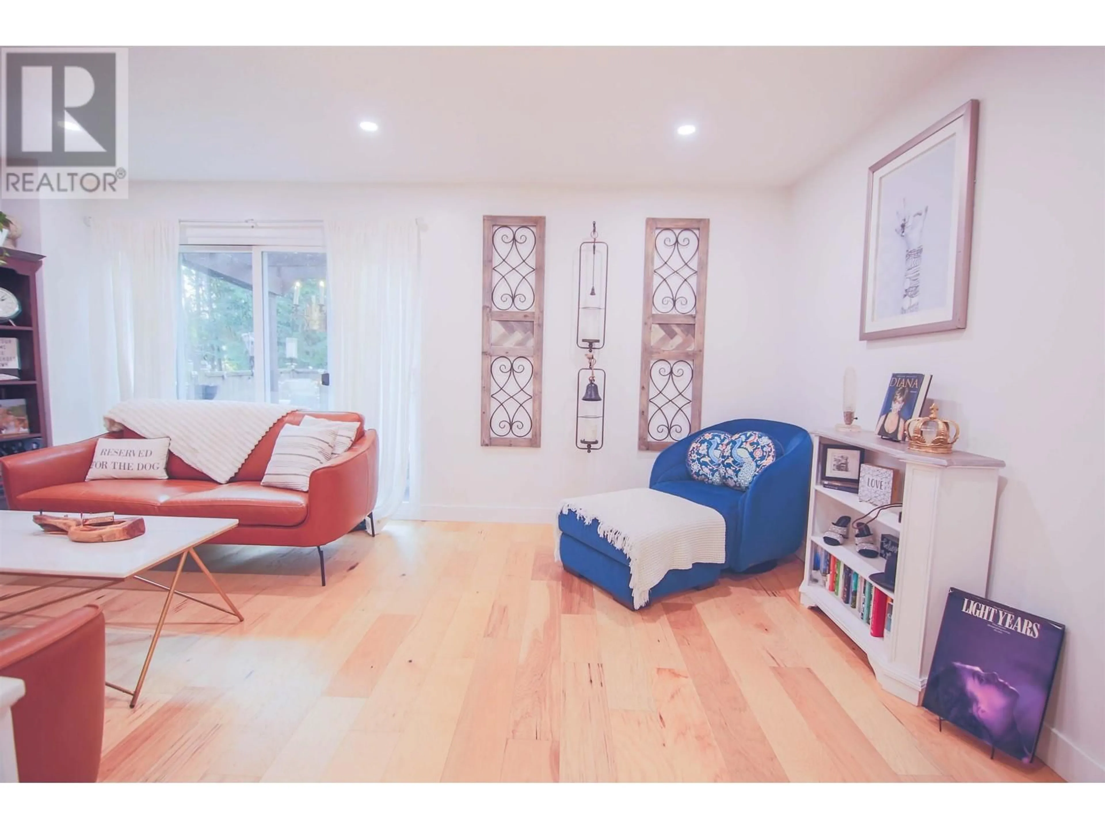 Living room with furniture, wood/laminate floor for 1 - 1140 EAGLERIDGE DRIVE, Coquitlam British Columbia V3E1C2