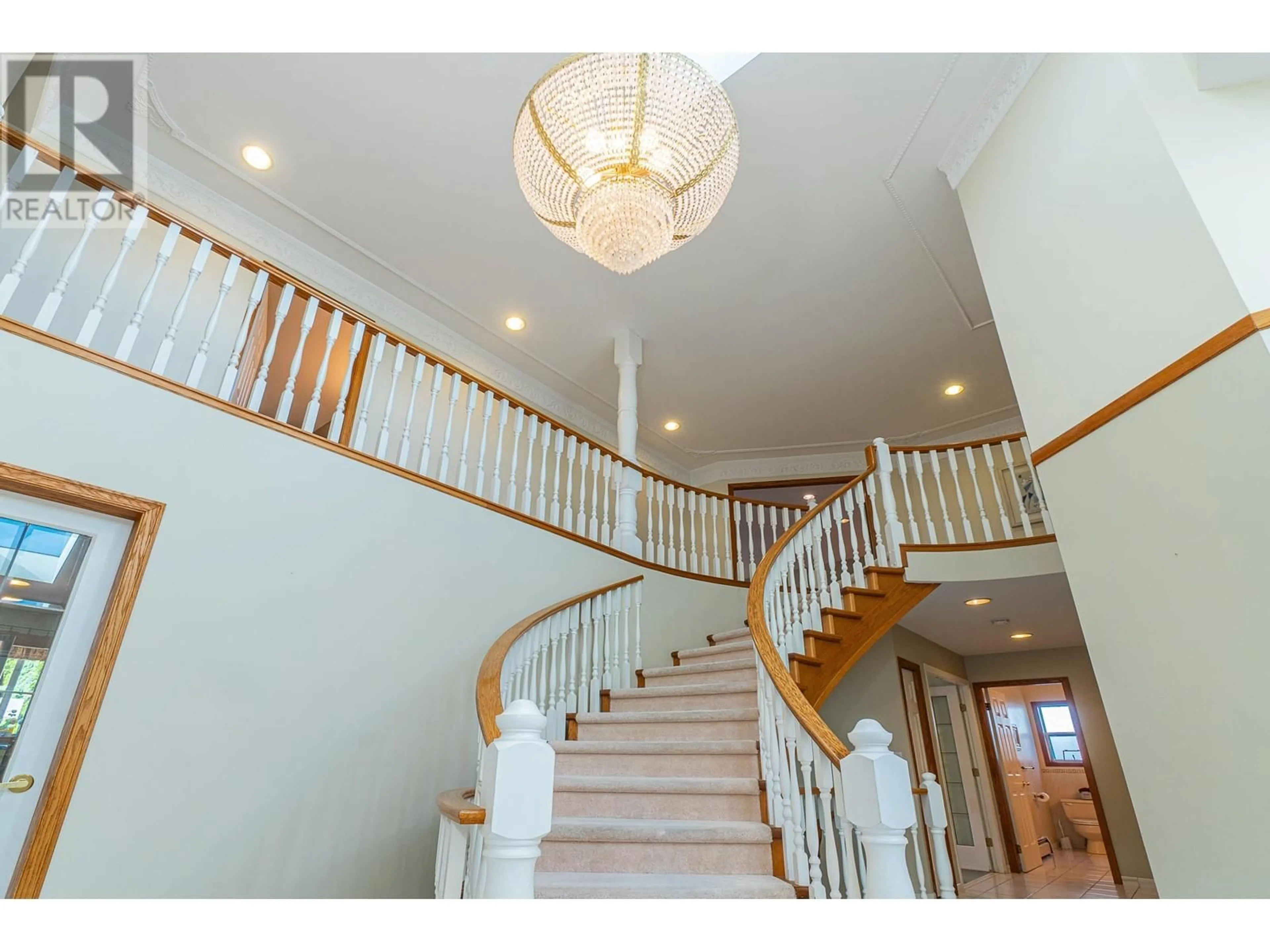 Indoor foyer for 6865 GRANT PLACE, Burnaby British Columbia V5B4X4
