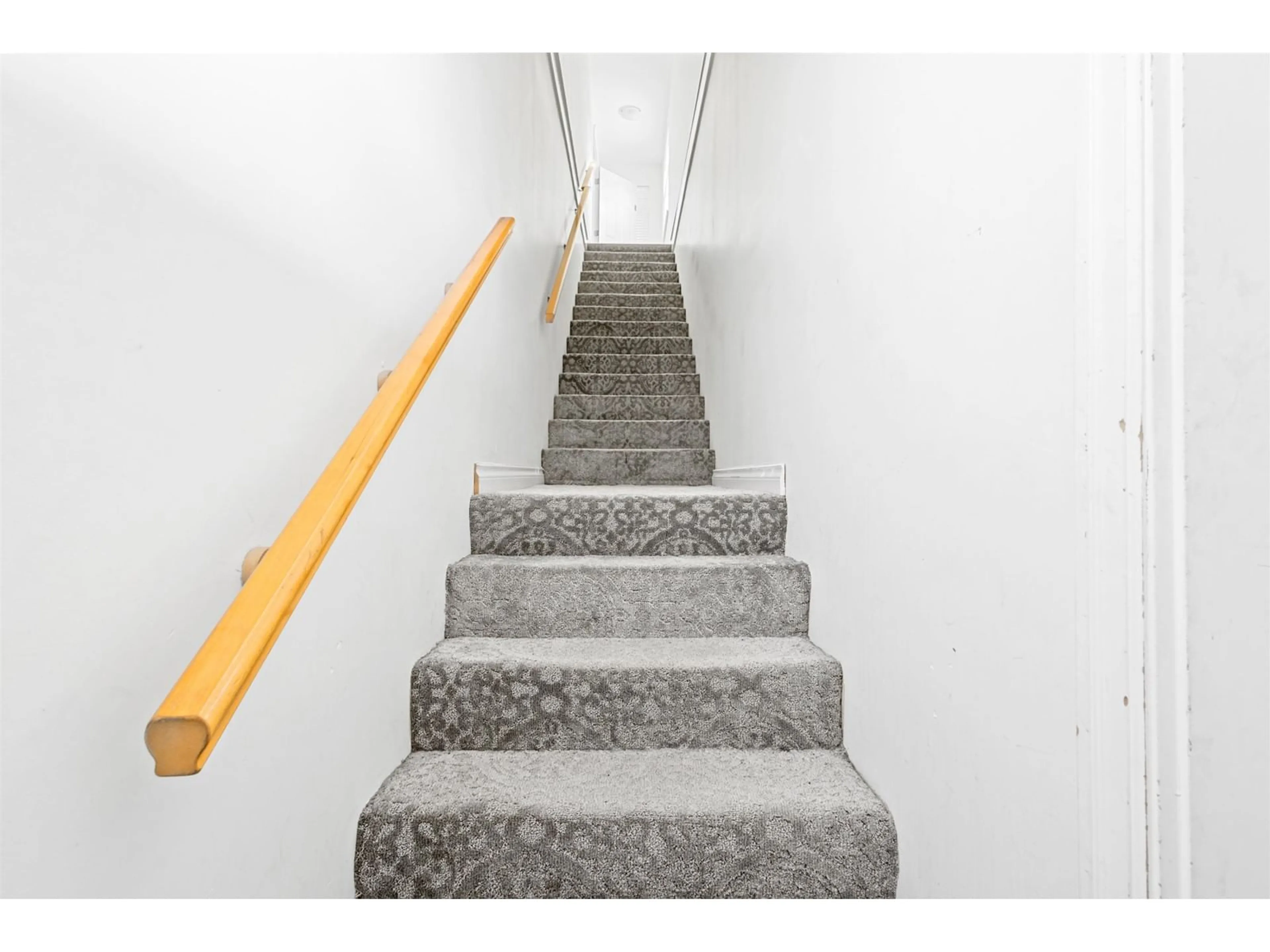 Stairs for 201 - 30519 BLUERIDGE DRIVE, Abbotsford British Columbia V2T0B1