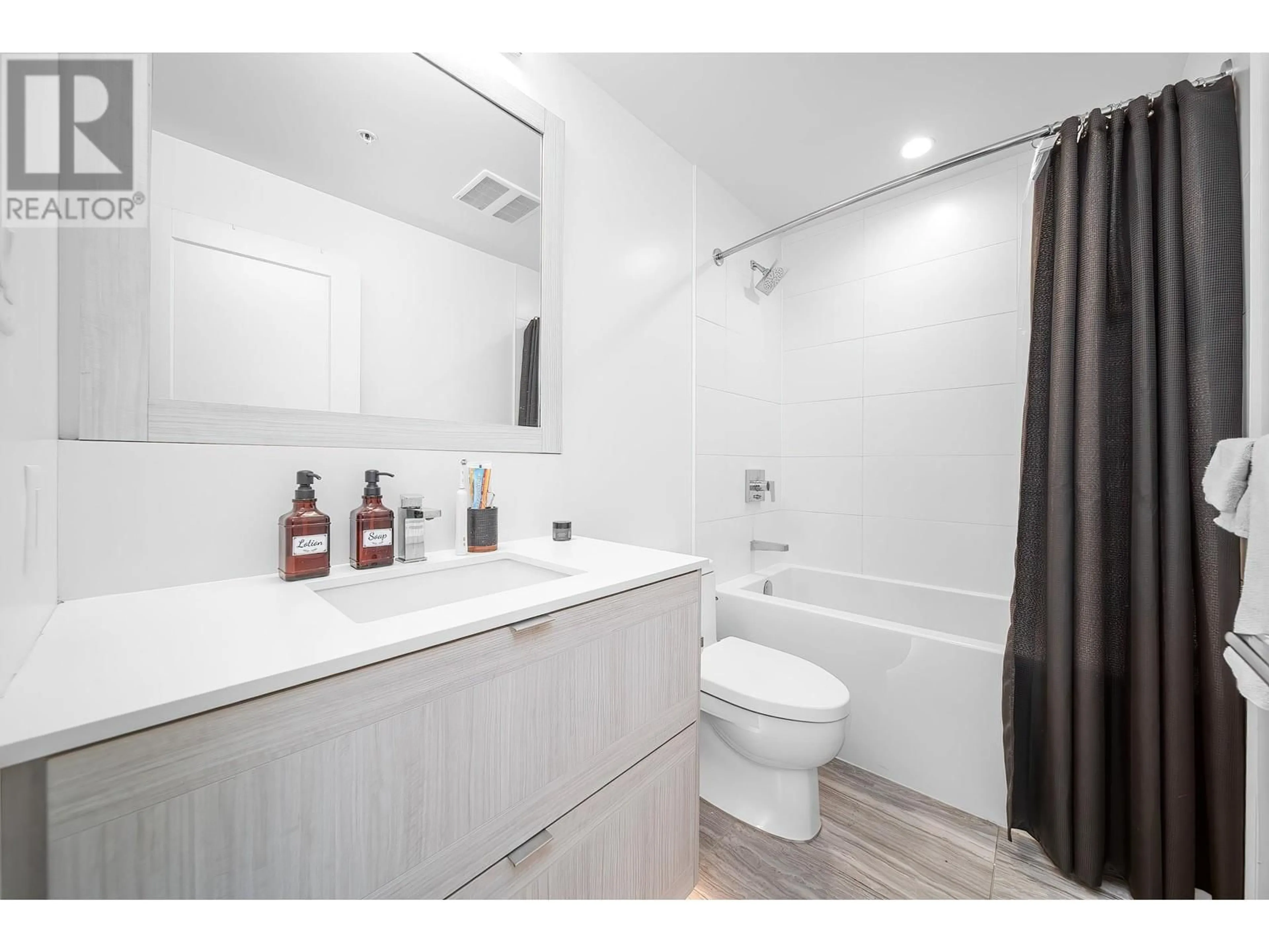 Standard bathroom, unknown for 1608 - 2351 BETA AVENUE, Burnaby British Columbia V5C0M2