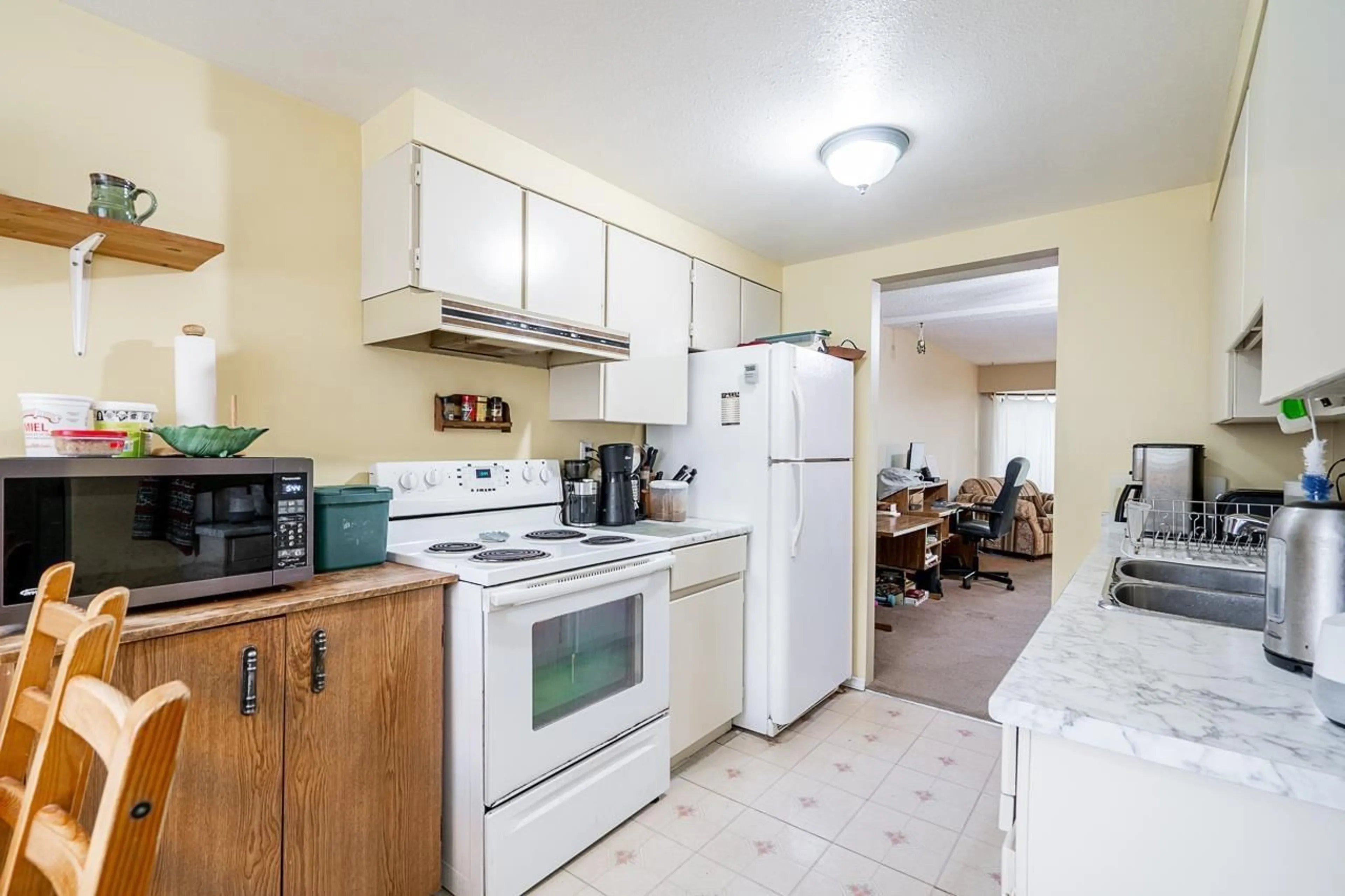 Standard kitchen, unknown for 202 - 13893 74, Surrey British Columbia V3W6G6