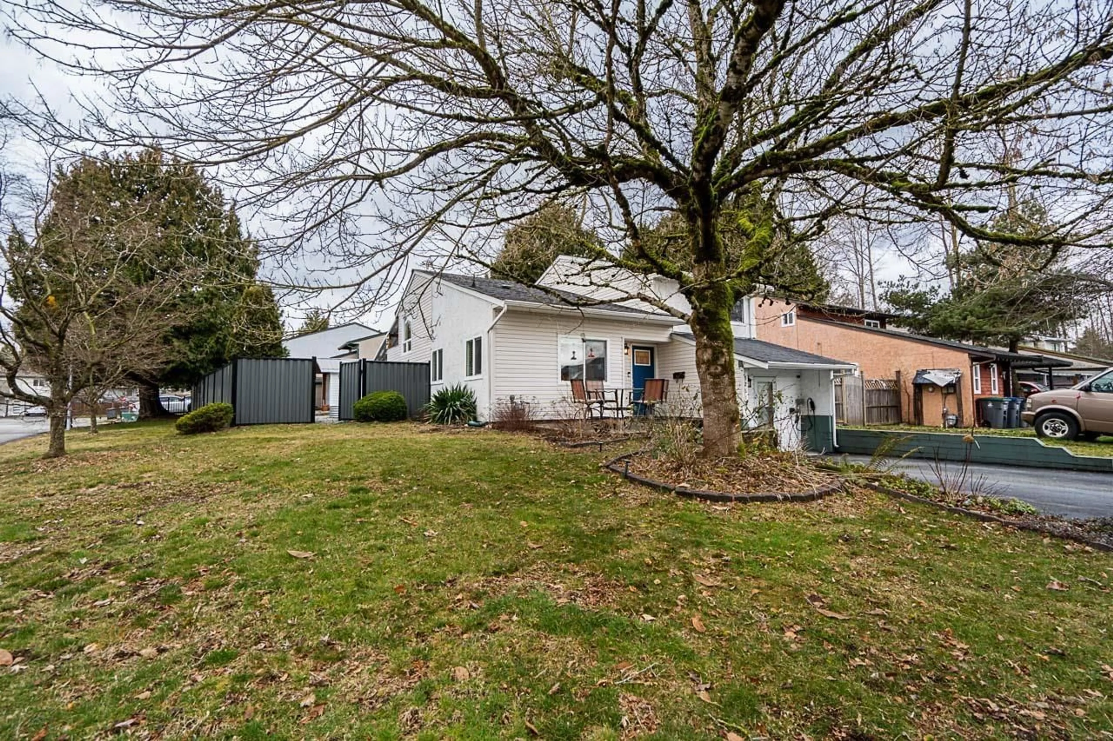 A pic from outside/outdoor area/front of a property/back of a property/a pic from drone, street for 12519 76A, Surrey British Columbia V3W7W5
