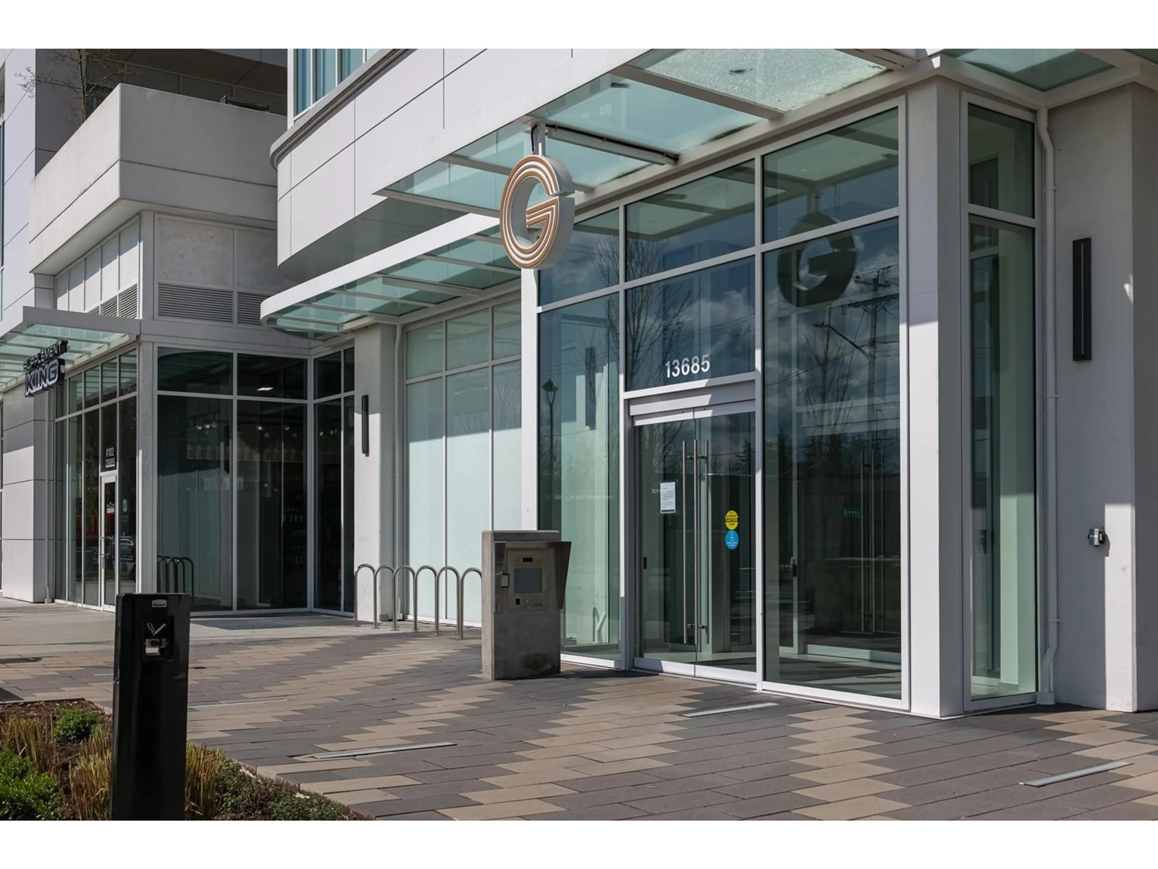 Indoor foyer for 909 - 13685 102, Surrey British Columbia V3T0S2