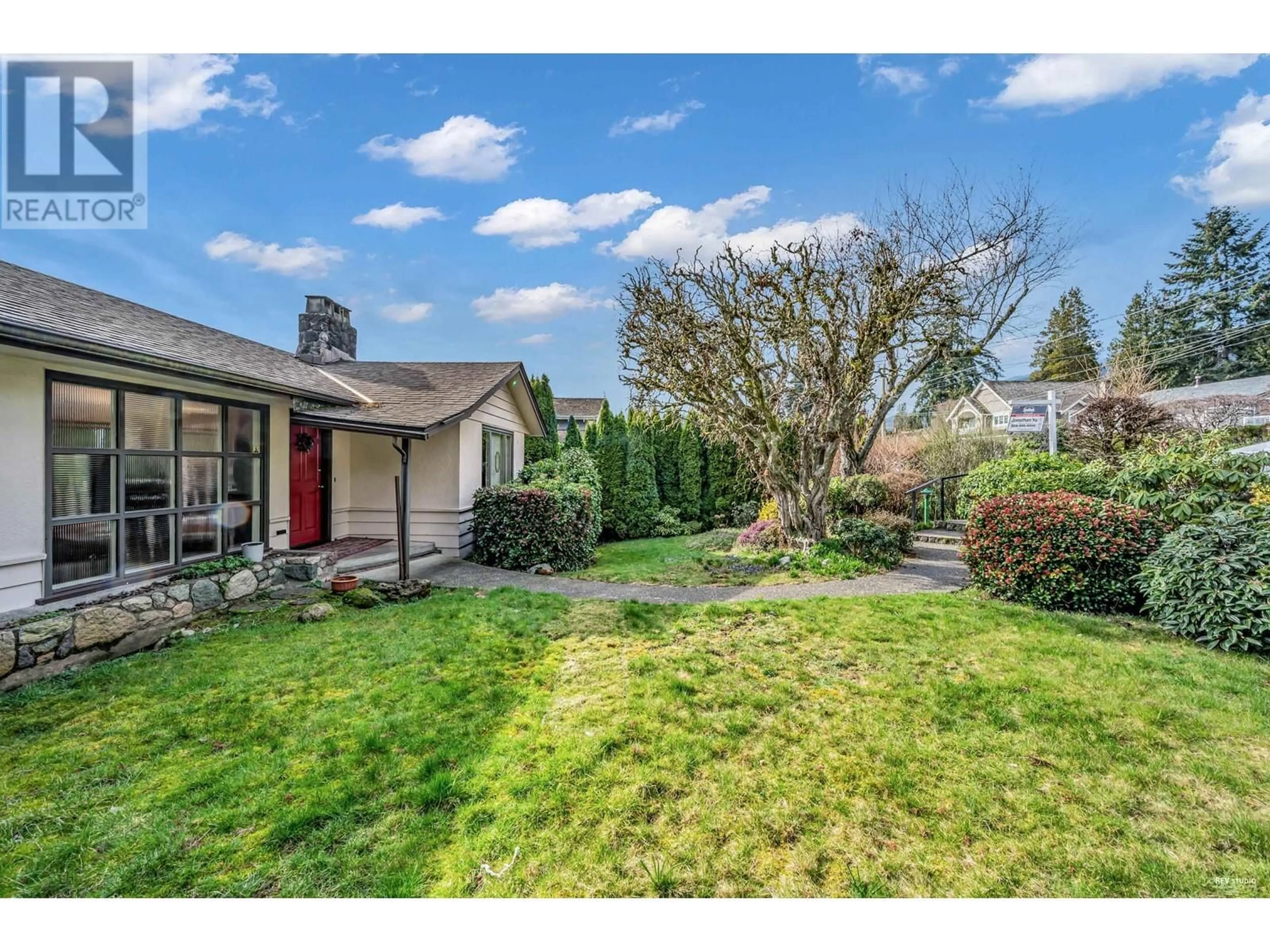 A pic from outside/outdoor area/front of a property/back of a property/a pic from drone, street for 2160 LAWSON AVENUE, West Vancouver British Columbia V7V2E2