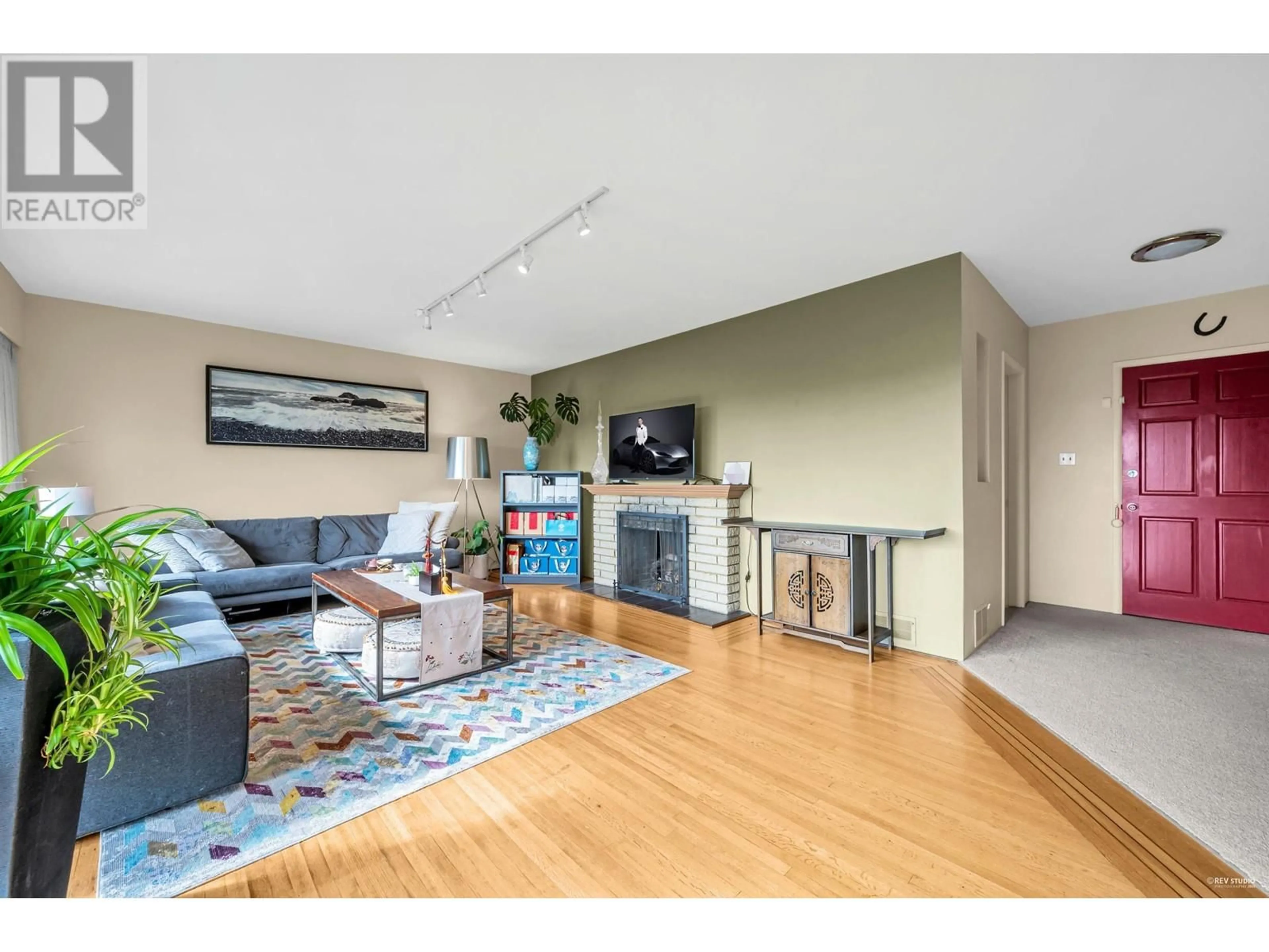 Living room with furniture, wood/laminate floor for 2160 LAWSON AVENUE, West Vancouver British Columbia V7V2E2