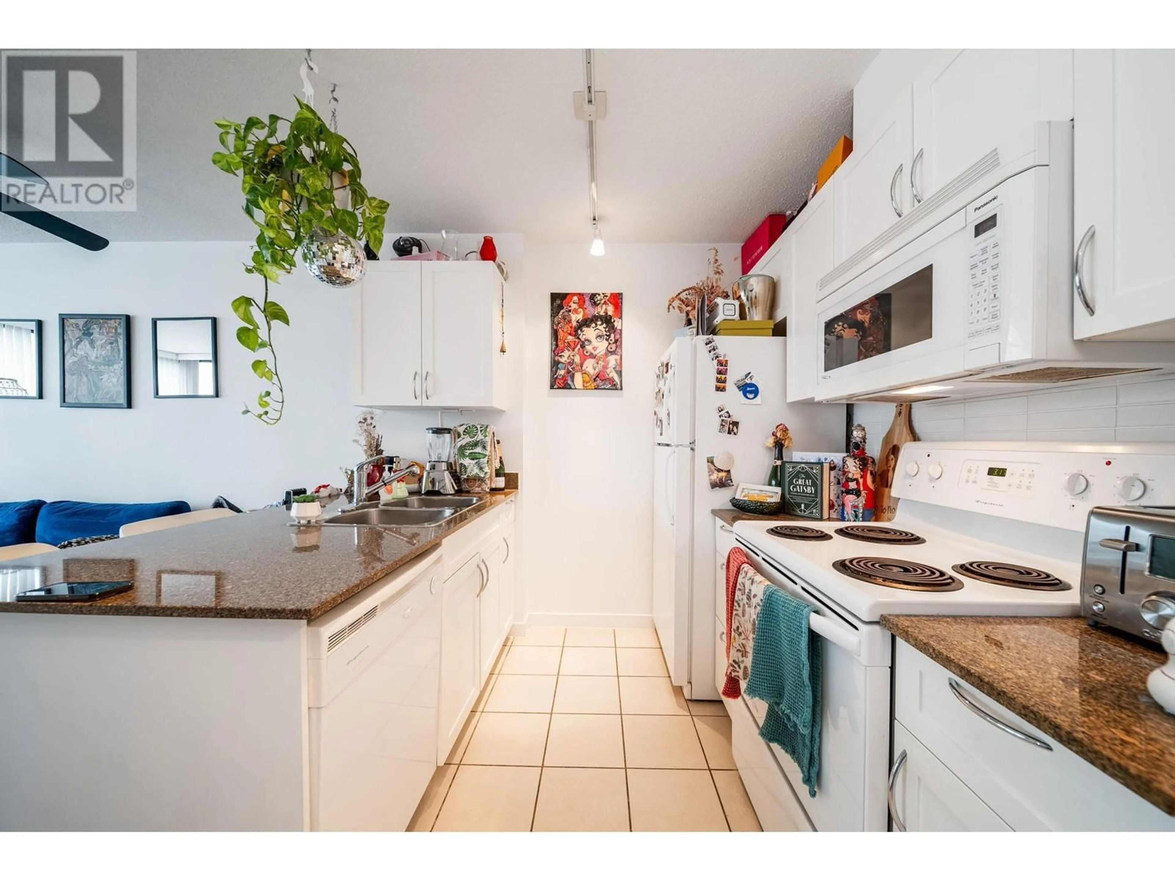 Standard kitchen, unknown for 1907 - 938 SMITHE STREET, Vancouver British Columbia V6Z3H8