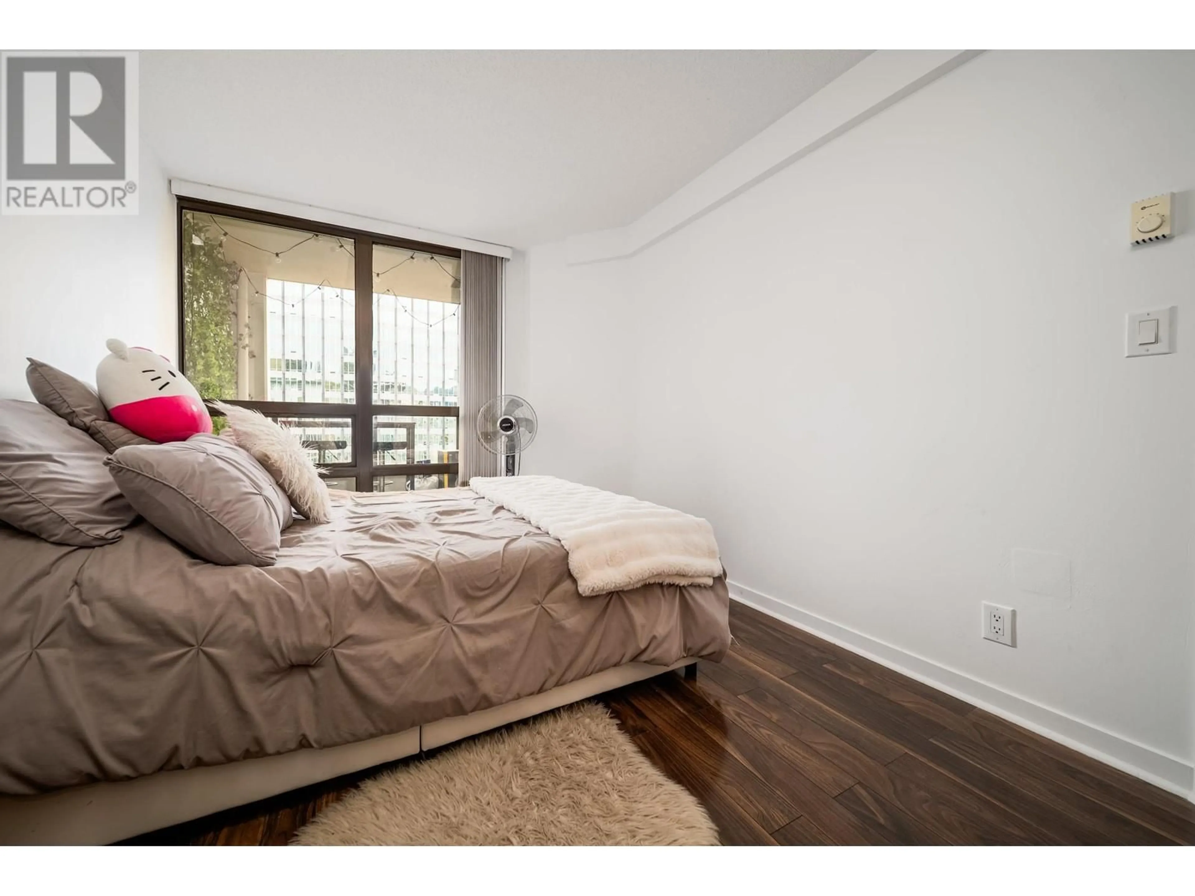 Bedroom with bed, wood/laminate floor for 1907 - 938 SMITHE STREET, Vancouver British Columbia V6Z3H8